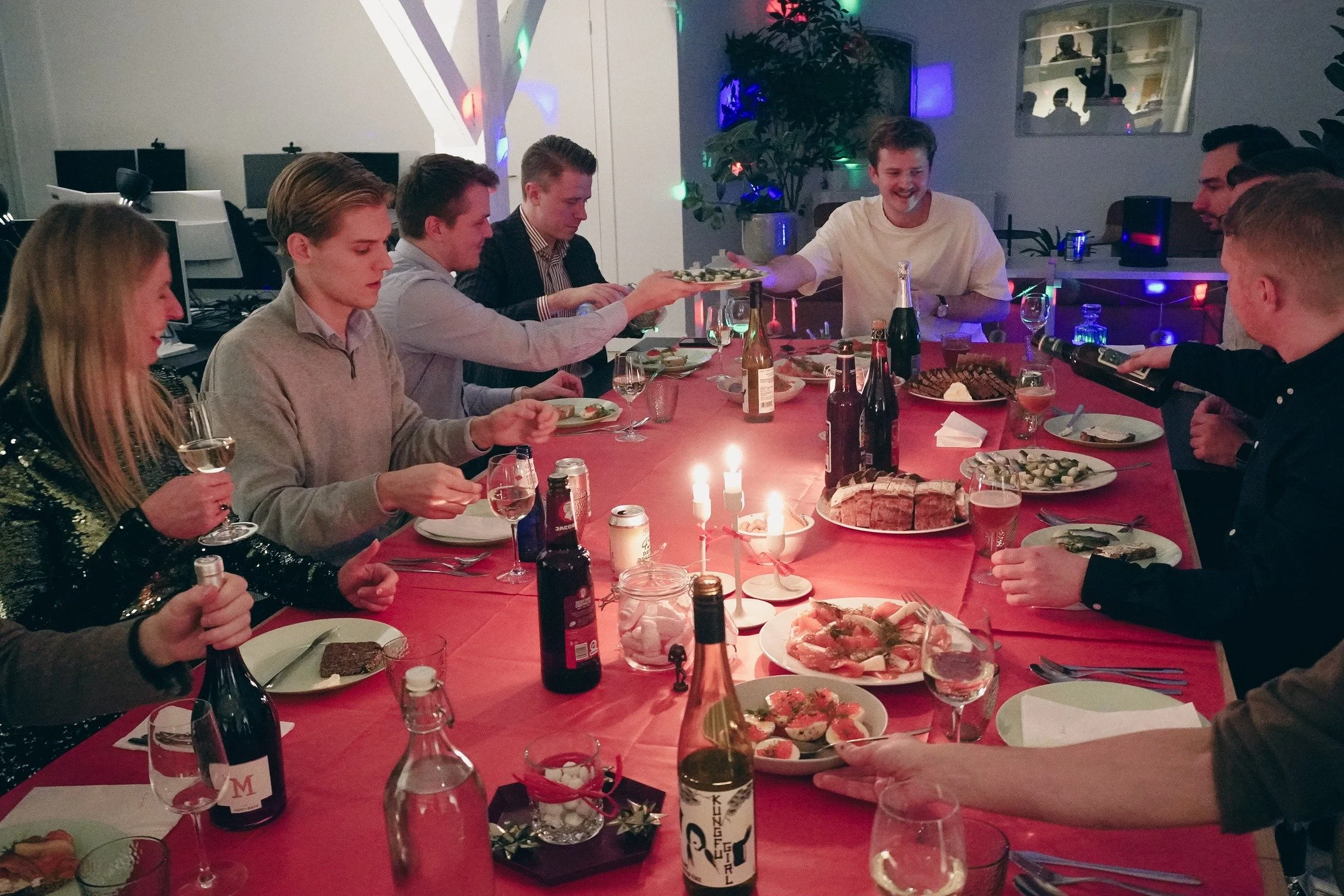 Atlas julefrokost 2025🎄

Vi samlede hele Atlas-teamet til dette &aring;rs julefrokost. Vi startede aftenen med klassisk julemad, efterfulgt af &aring;rets Atlas-julequiz. Herefter stod den p&aring; pakkeleg &ndash; og som altid mindede aftenen os om