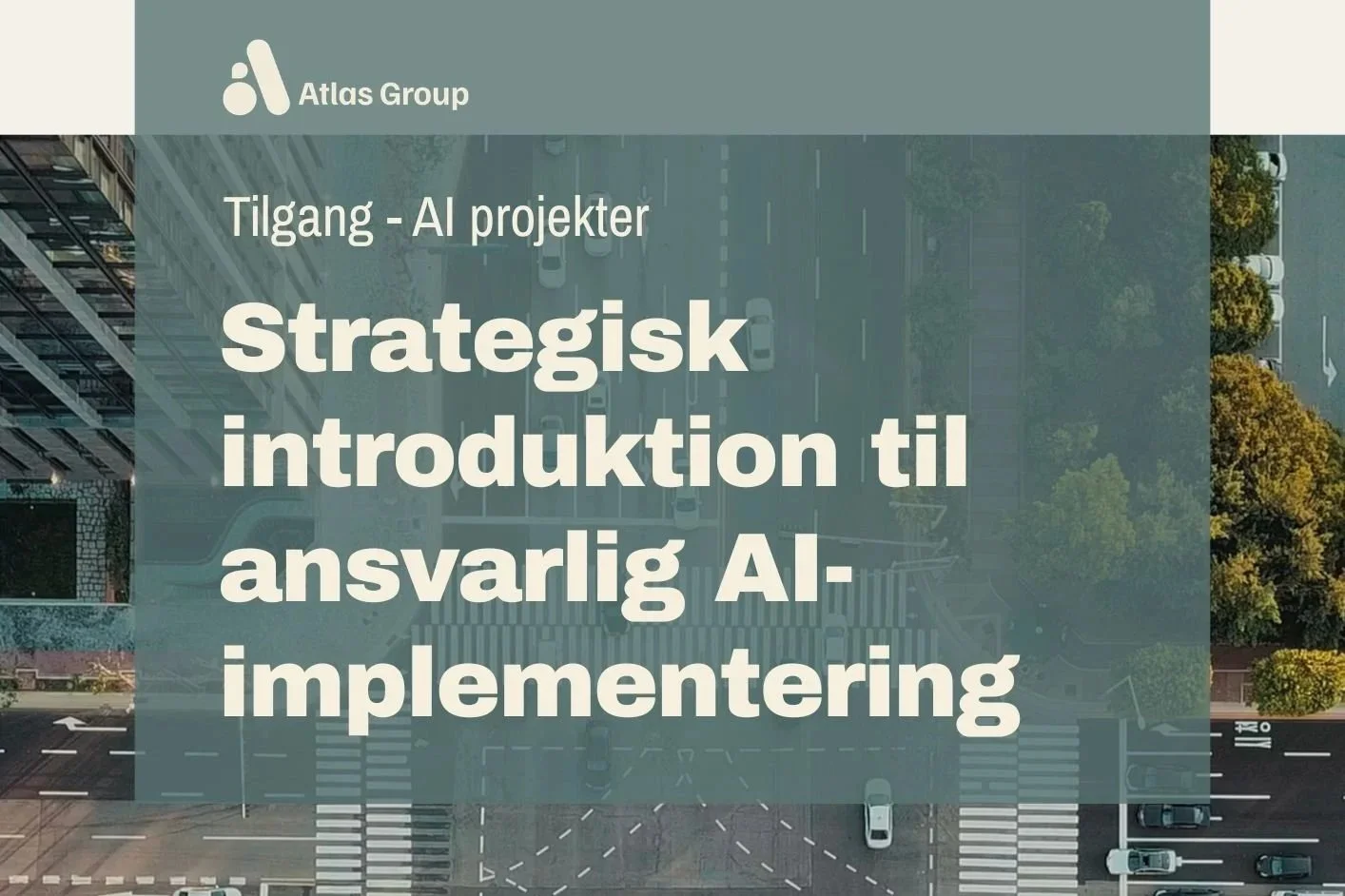 Overhead view of city street with cars, crosswalks, and trees, with overlay text in Norwegian about AI project strategy and responsibility.