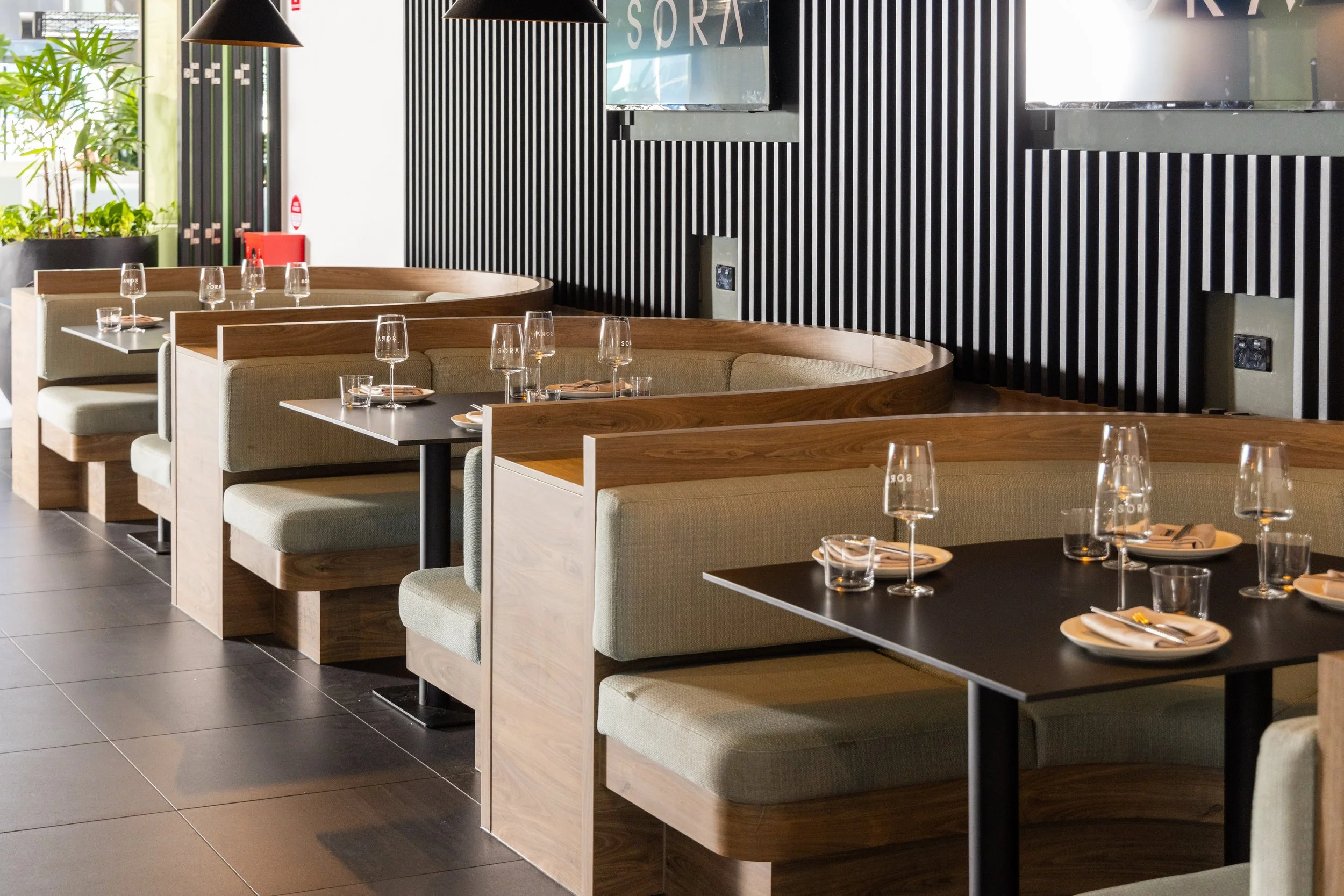 INDOOR RESTAURANT BOOTHS (2-4 People)