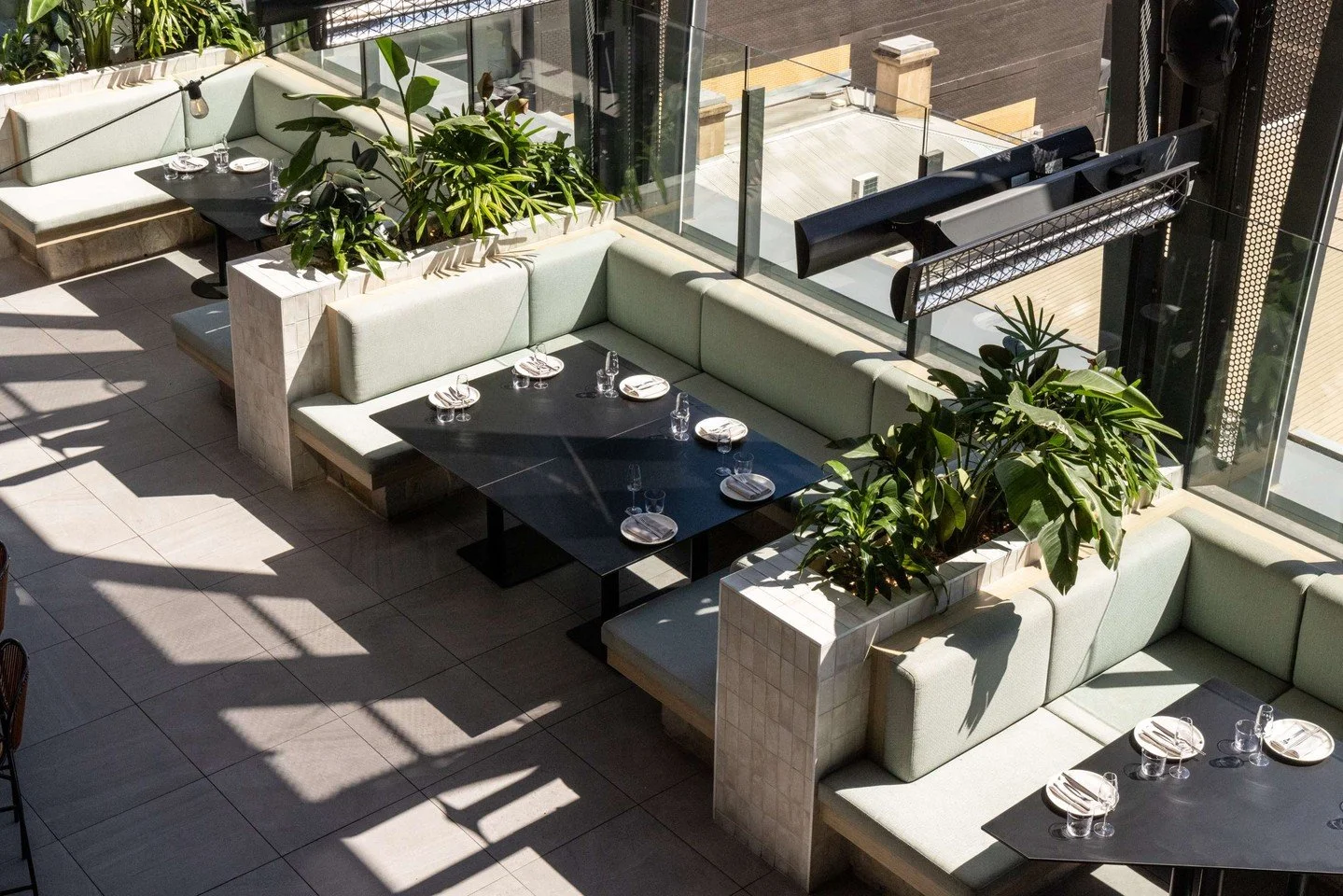 Bask in the glow of golden hour from our rooftop booths.
Mid-week dinner? Post-work cocktails? Or just an excuse to escape the hustle—our booths are your front row seat to skyline views, offering the most sophisticated seat in the city.
Book