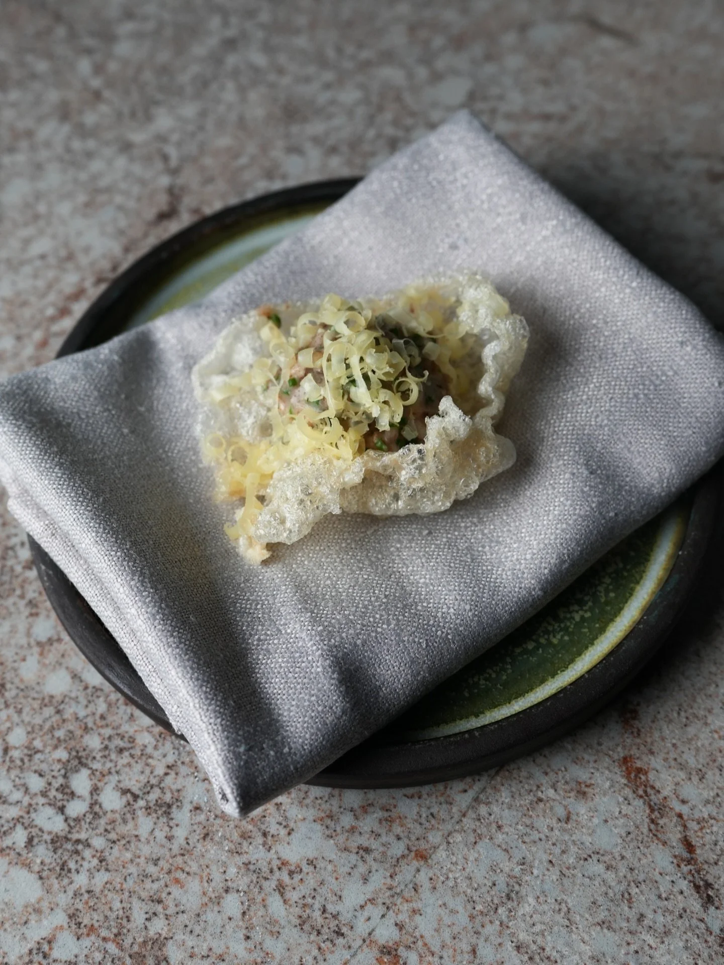 Smoked Bone Marrow w/Shaved Cheddar and Puffed Beef Tendon.

Enjoy our smoked bone marrow nestled in a puffed beef tendon and delicately topped with shaved cheddar.

#sora #soraonpirie