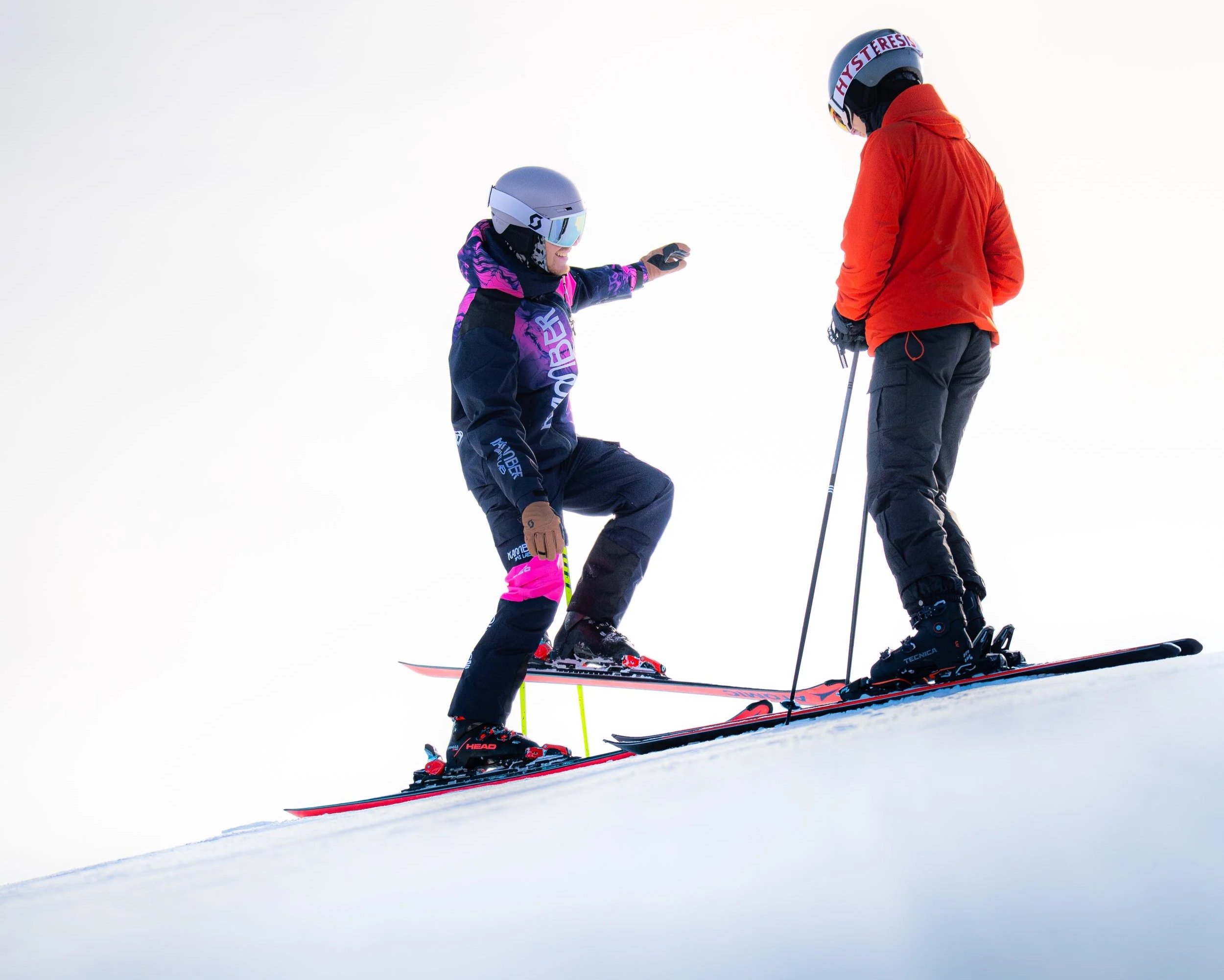 Instructor de Kamber Ski Lab impartiendo una clase particular de esquí en La Molina