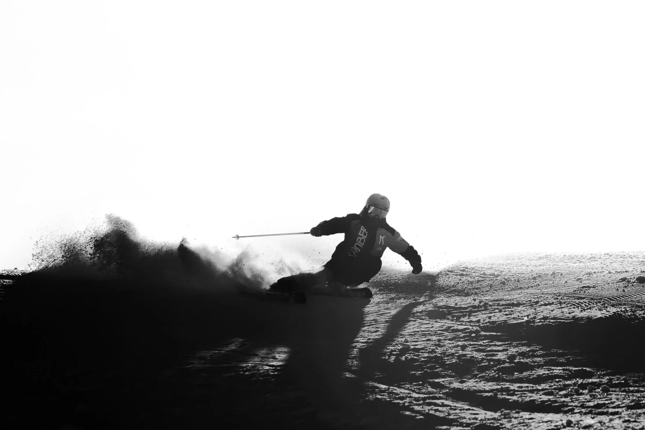 Esquiador realizando un giro técnico durante un entrenamiento de alto rendimiento en el Performance Plan de Kamber