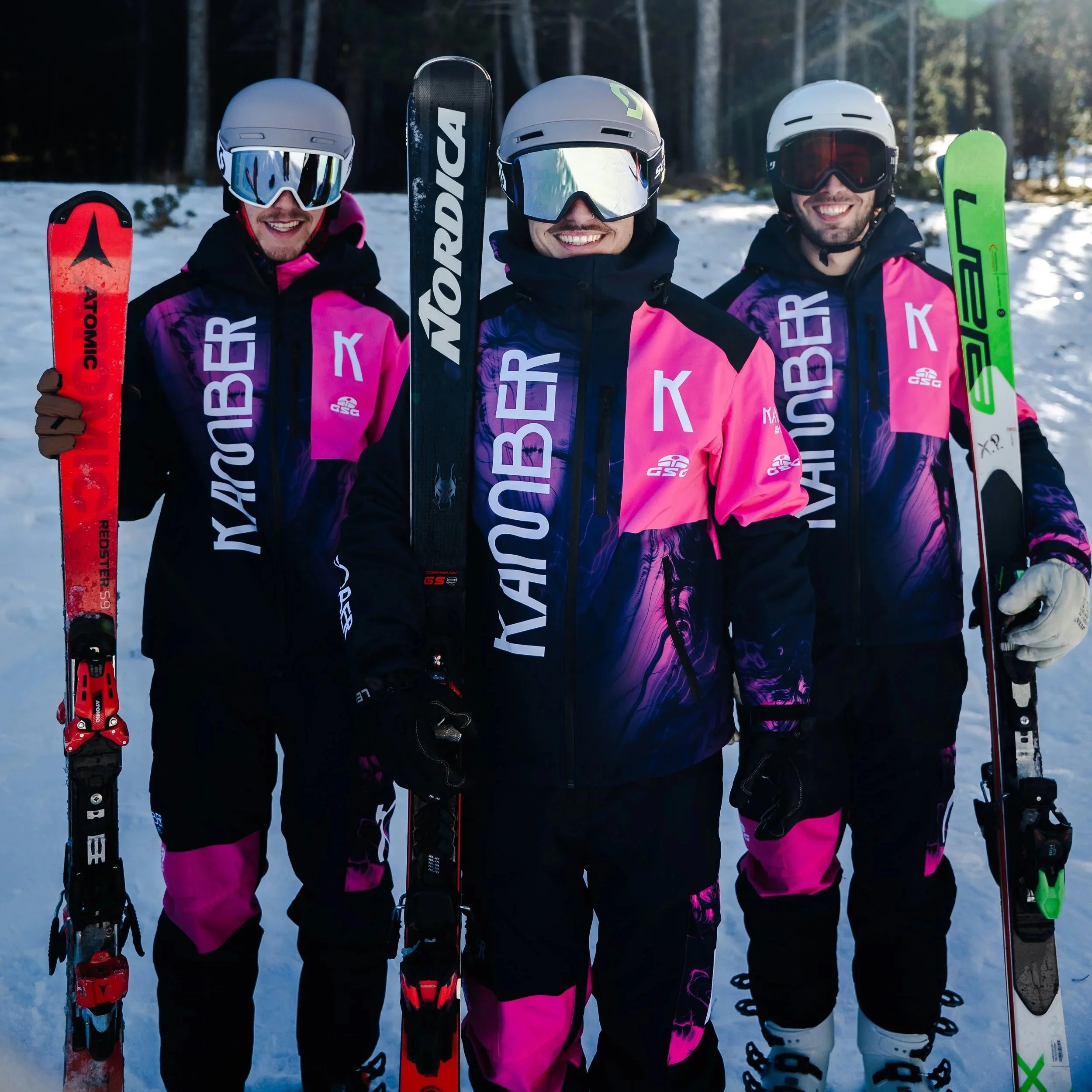 Equipo de monitores de Kamber Ski Lab en la nieve, preparados para impartir clases de esquí