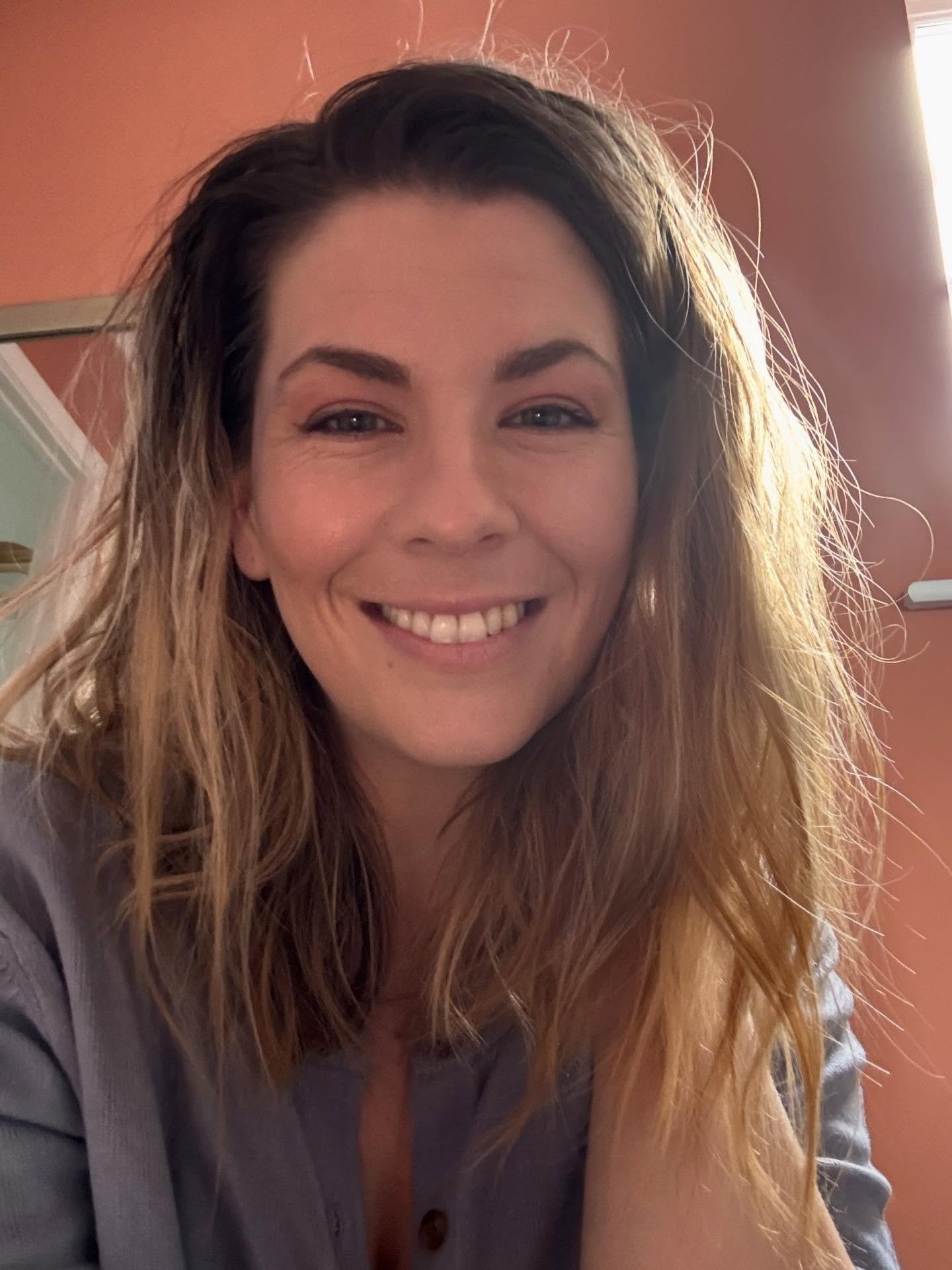 Mixing it up for you 👩🏼&zwj;🎨

Have a great weekend 🫶🏼

#offduty #thefacebehindthebrand #funweekendahead #feltpretty #muralartistsforhire