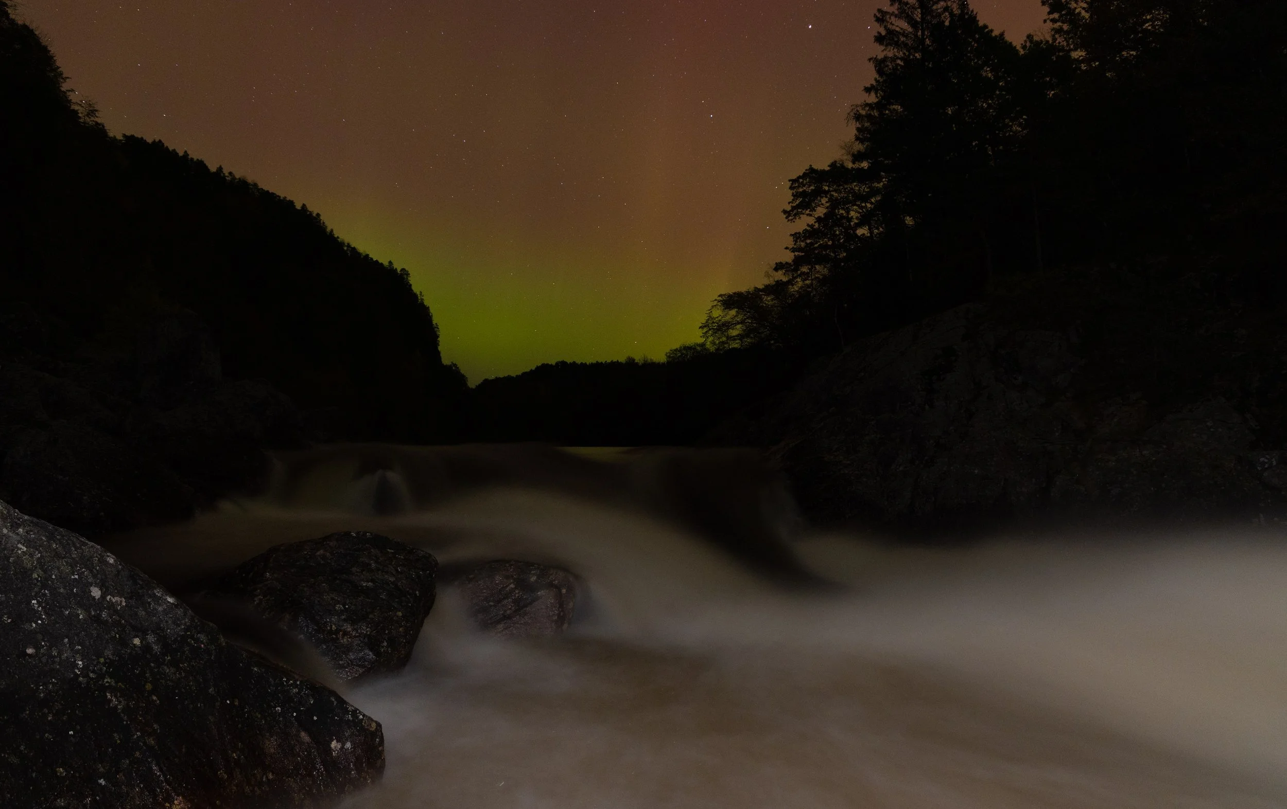 Haugefossen bader i nordlys