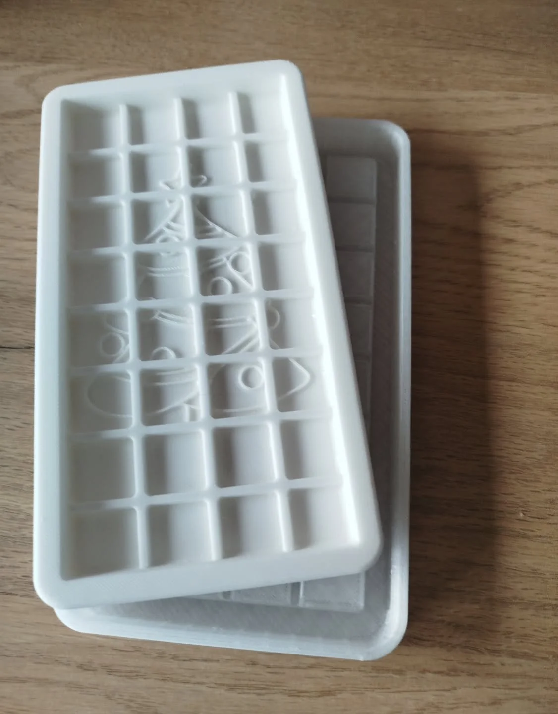 Tablette personnalis&eacute;e = Chocolat unique 🍫 Votre logo, votre message, vos formes. Moules silicone sur mesure en 10 jours. 📩 r.riviere@add3dservice.fr #moulagesilicone #chocolatartisanal #saintetienne #impression3d