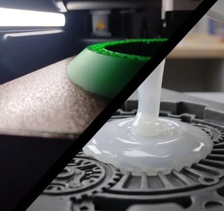 Une imprimante 3D en train de fabriquer un objet en filament de plastique vert et du silicone translucide qui coule dans un moule noir en forme d'engrenage.