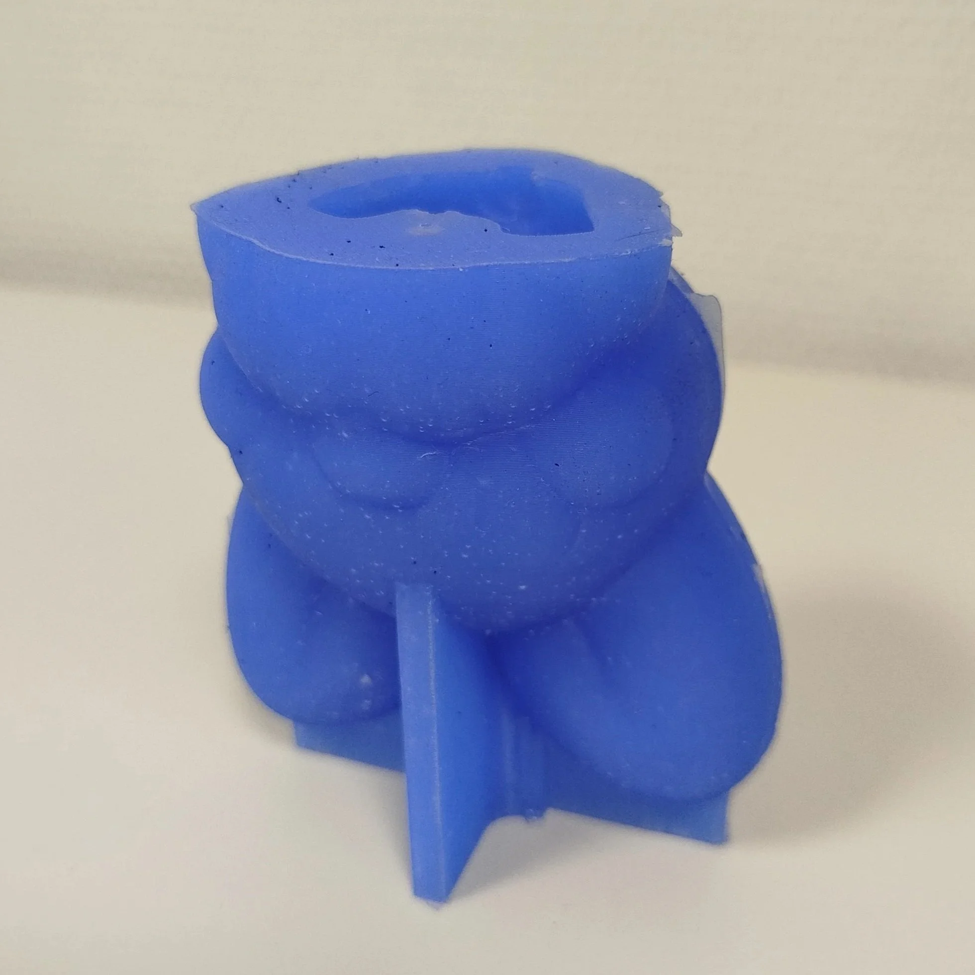 Moule en silicone bleu de forme personnalisé et optimisé pour la réalisation de bougies.