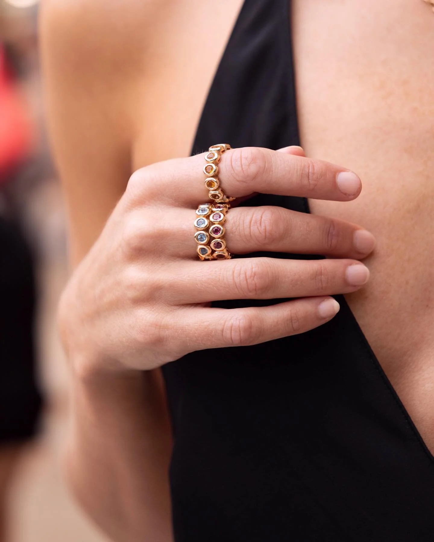 A day at the market in St. Tropez.
Where vibrant colors meet effortless style.
Wearing ONTOO’s Infinity Collection — crafted in rose gold with smooth, elongated ovals and delicate gemstones, designed for timeless elegance and everyday co