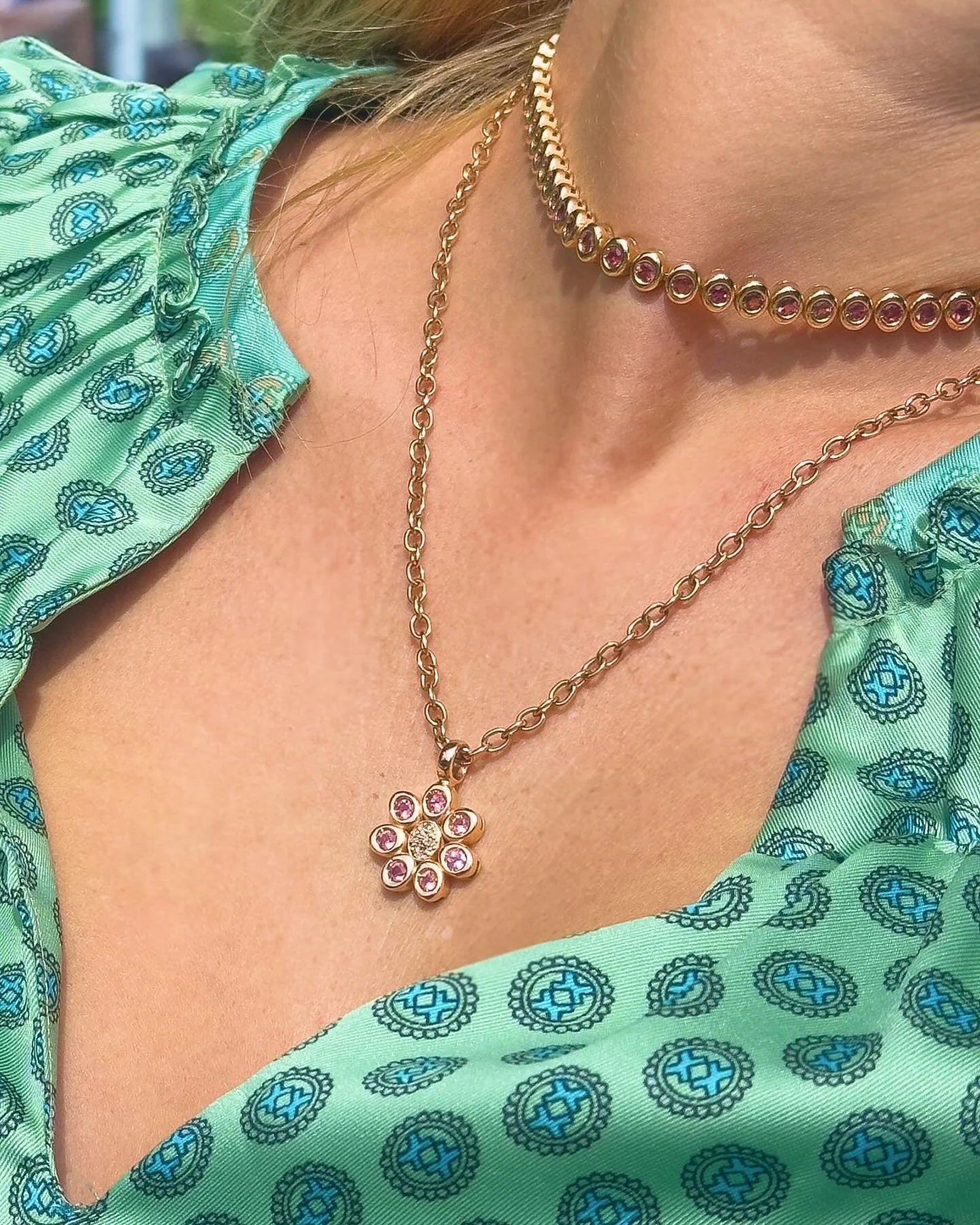 Golden hour at @senequier_sainttropez 

As the sun dips behind the yachts and the air turns velvet, ONTOO embraces the timeless charm of St. Tropez nights.

The Infinity Collection sets the tone&mdash;crafted in rose gold, shaped into soft, elongated