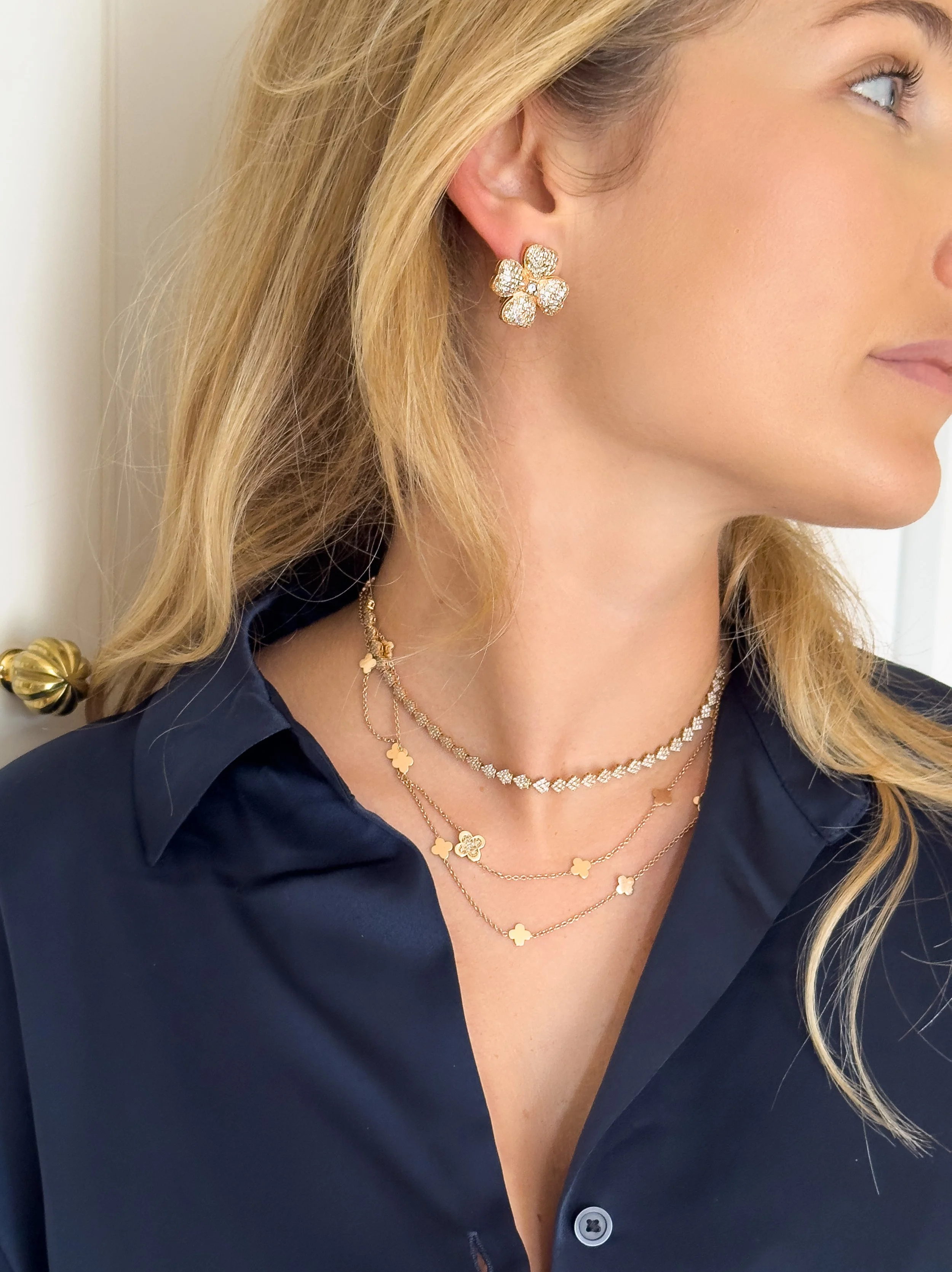 Ontoo luxury diamond earrings designed as elegant floral motifs, handcrafted in Zurich. Perfect for special occasions or adding a touch of timeless sophistication to any outfit. Made with real diamonds and high-quality gold.