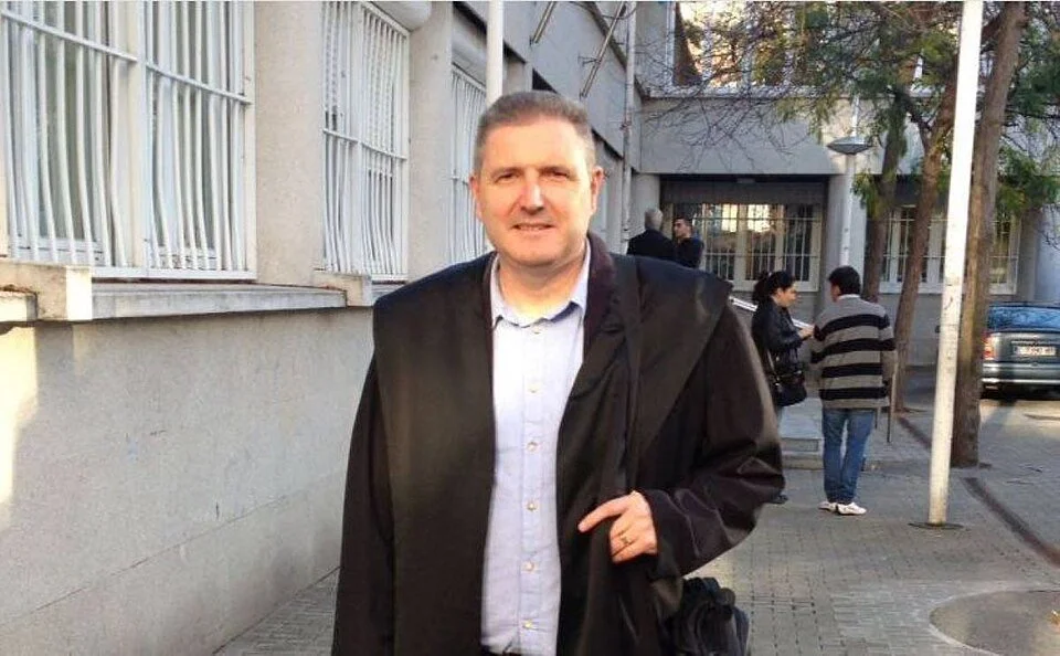 Hombre con ropa formal caminando en la calle. Maximino Pérez Abuín abogado.
@maximino.laboral