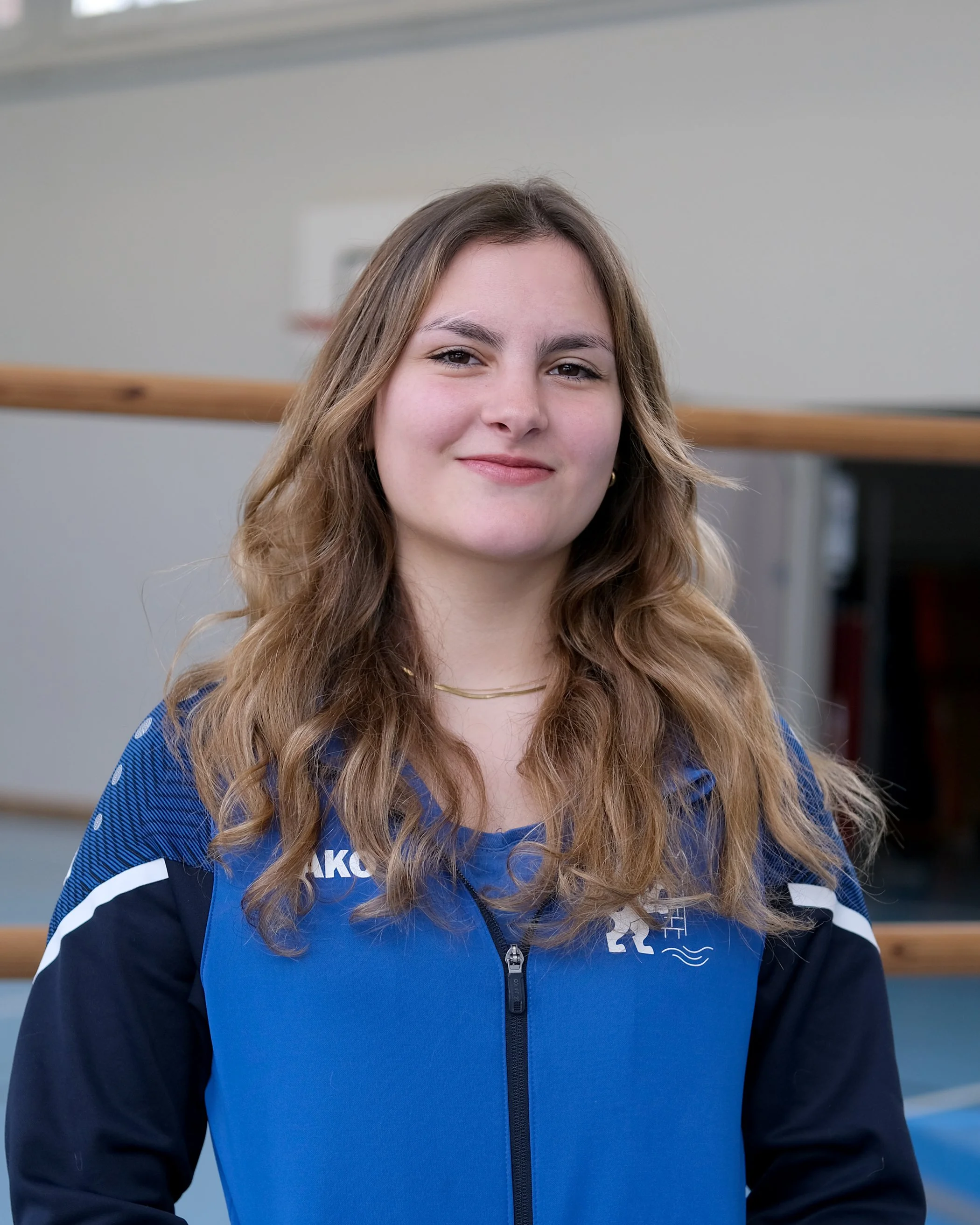 Symbolische Darstellung einer menschlichen Figur durch einen blauen Kreis für den Kopf und ein blauer Halbkreis für den Körper auf weißem Hintergrund.
