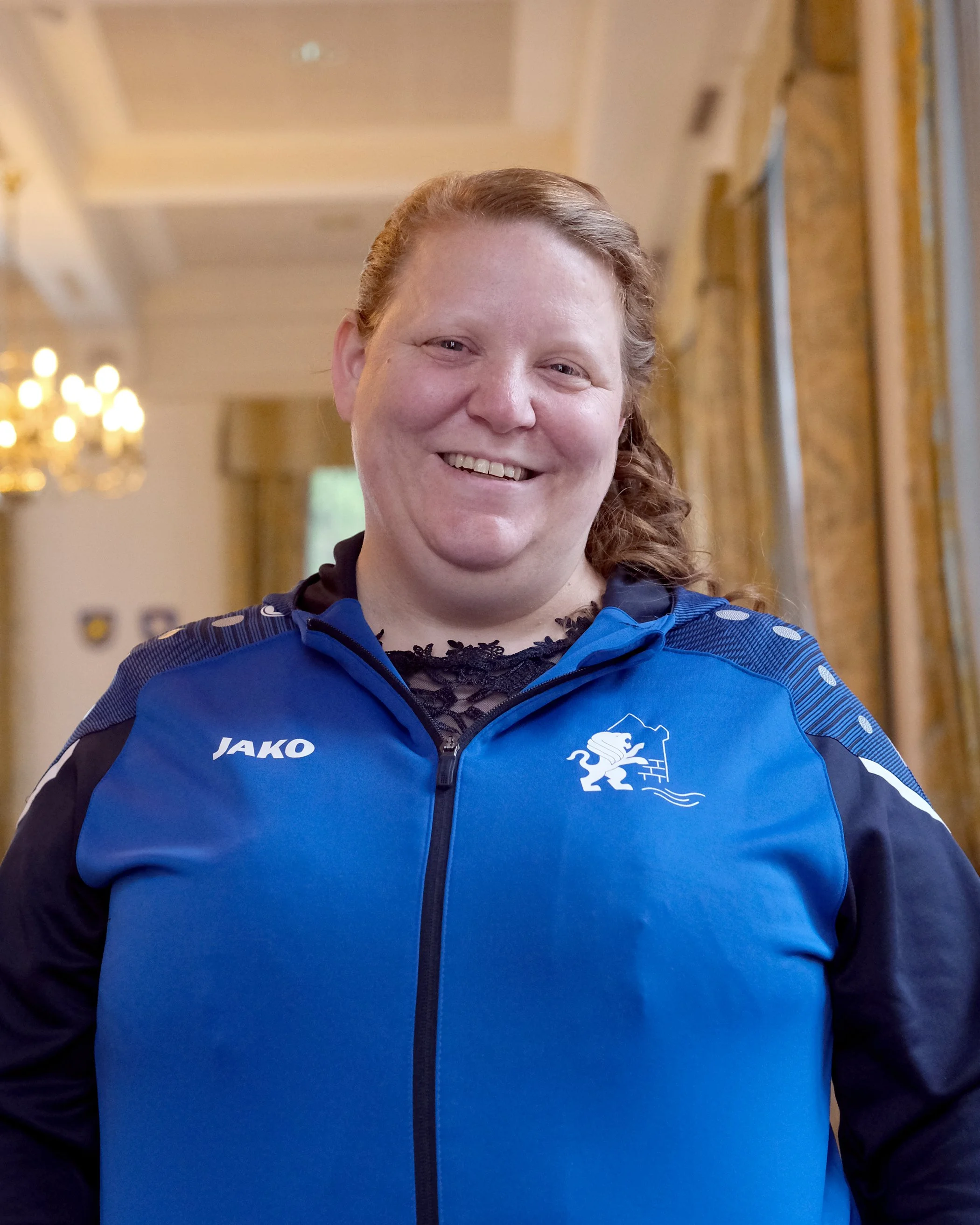 Symbolische Darstellung einer menschlichen Figur durch einen blauen Kreis für den Kopf und ein blauer Halbkreis für den Körper auf weißem Hintergrund.
