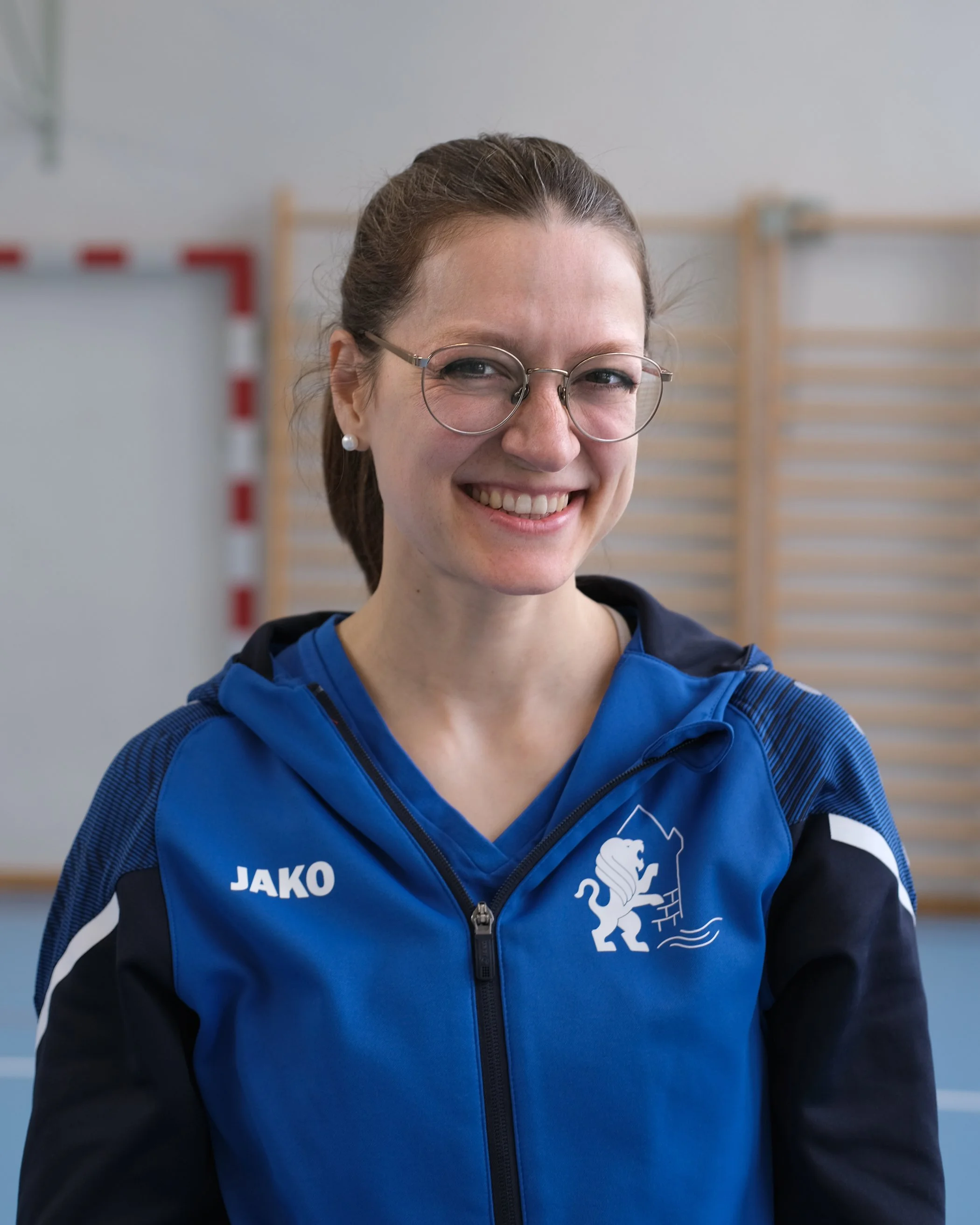 Symbolische Darstellung einer menschlichen Figur durch einen blauen Kreis für den Kopf und ein blauer Halbkreis für den Körper auf weißem Hintergrund.