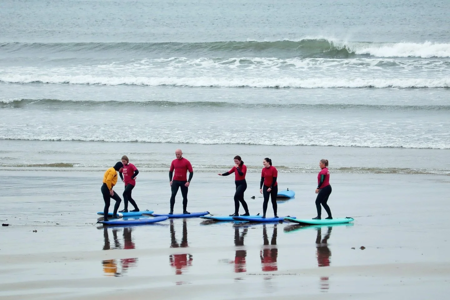 Another amazing weekend of surf and adventure- this time on the West Coast of Ireland 🏄&zwj;♀️

Big thanks to @benssurfclinic in Lahinch for the surf lesson on Saturday morning to kick off our trip! 

The quickest way to break the ice on a group tri