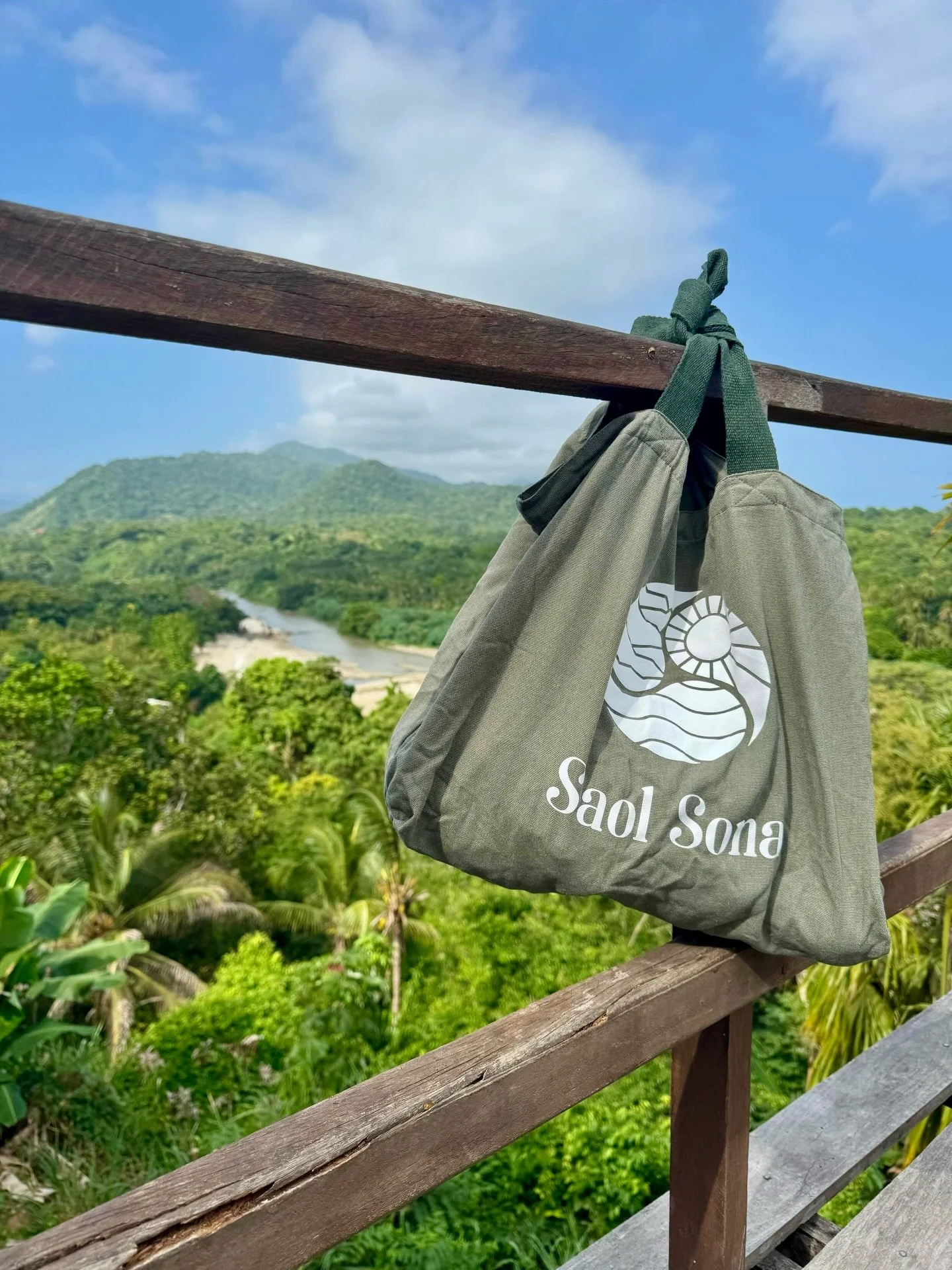 Spotted: the Saol Sona tote has made its way to the Colombian jungle 🇨🇴

I love seeing everyone using their tote bags! A limited amount are still available online or drop me a message here 💚

📸 @joeycooley96 

#saolsona #hikinggroup #irishbrand #