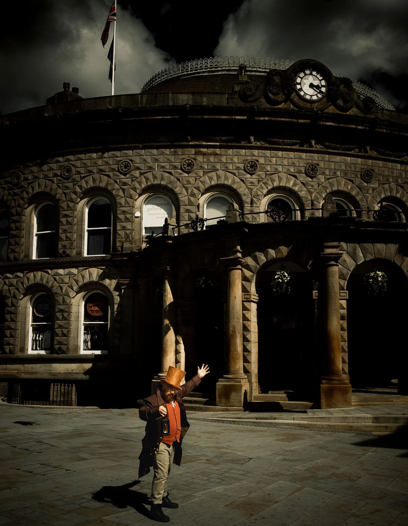 👻 Yorkshire&rsquo;s newest ghost tour! Join @yorkshire_ghost_tours  new Leeds route starting at Leeds Corn Exchange. 

It&rsquo;s a walking theatre show with horror, history and hilarity, led by a ghostly nobleman: Lord Bartholomew Catch.

Find out 