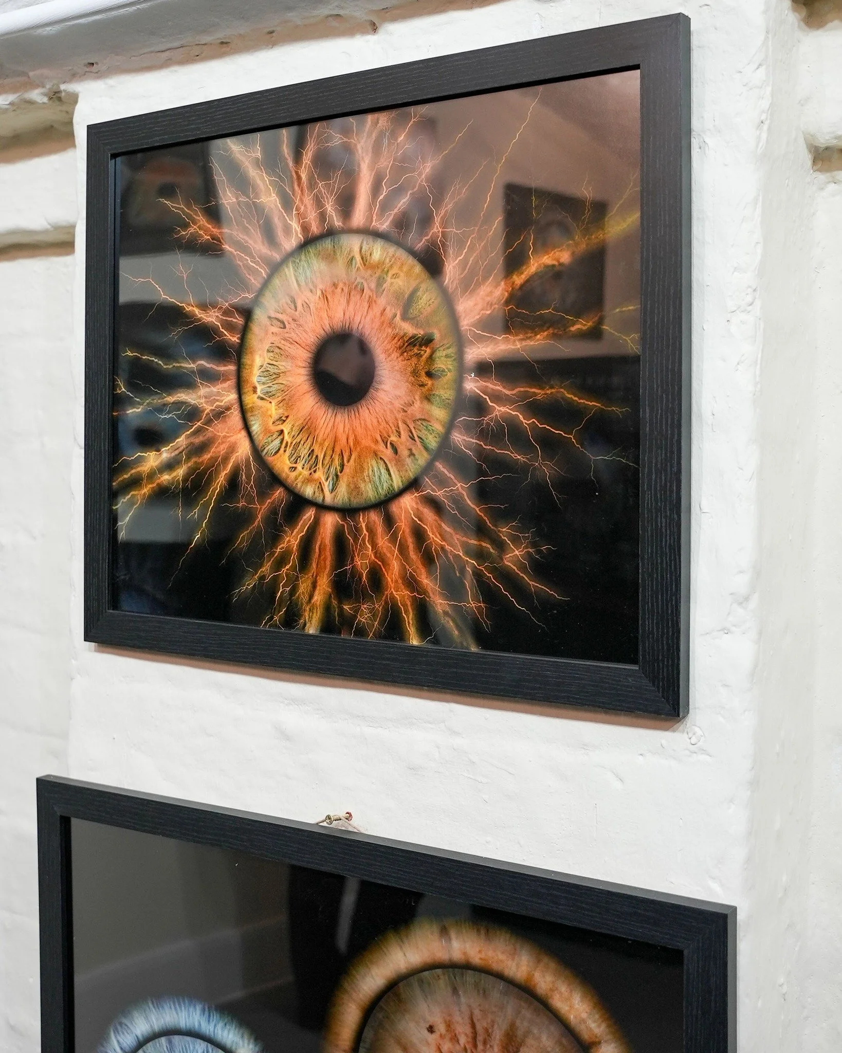 🖼️ Once you (or a lucky loved one) have been in for your @vizualeyesleeds studio session, you can choose a range of gorgeous bespoke printing and framing options for your home. 

From the minimal approach of a single iris in a sleek white frame, to 