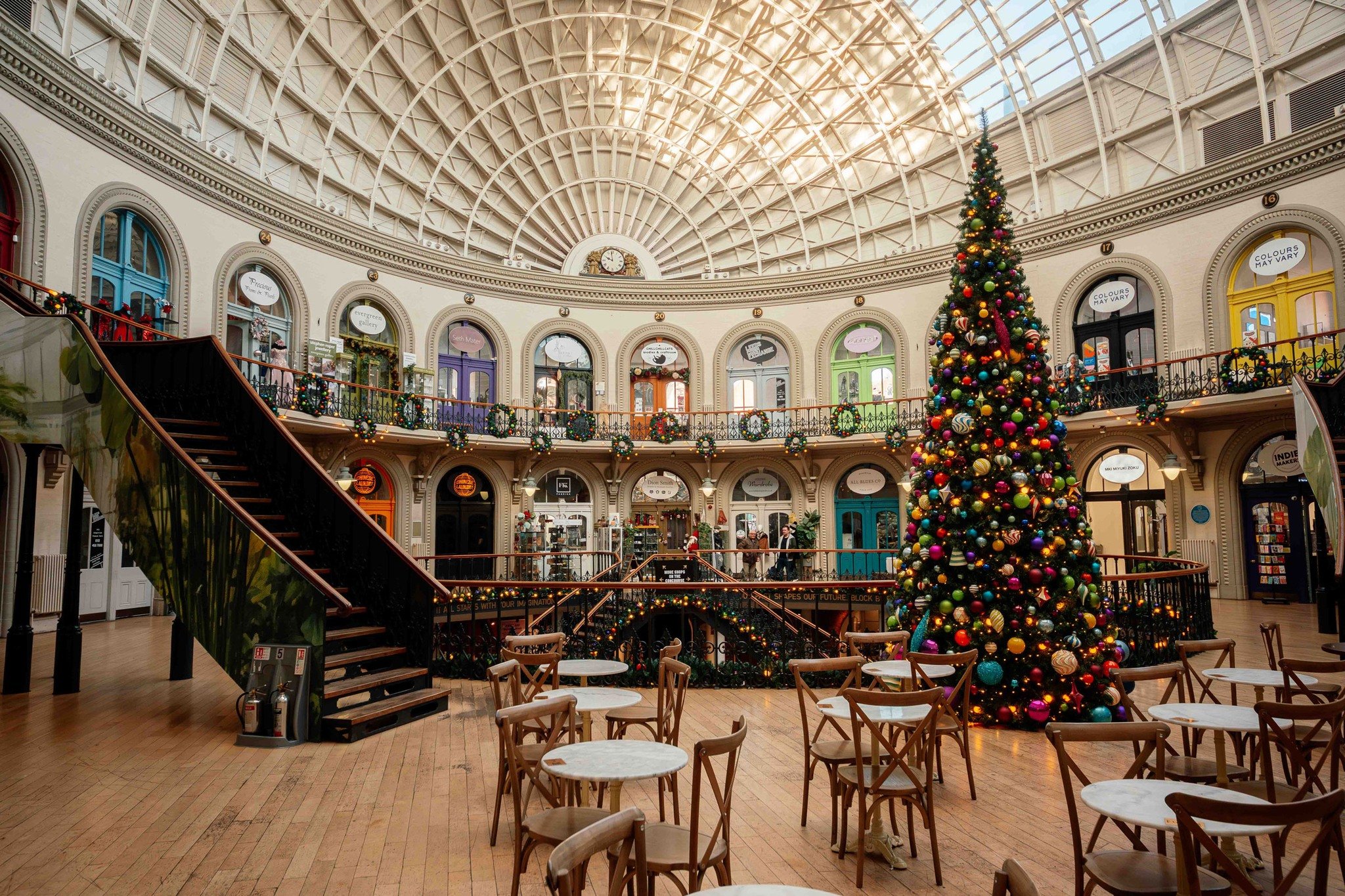 Happy Saturday! A moment for Leeds Corn Exchange in all its festive glory 🎄✨

With indie shopping, Christmas cheer in bundles and of course gorgeous architecture, get a trip in your diary for the festive season 📅 🎁