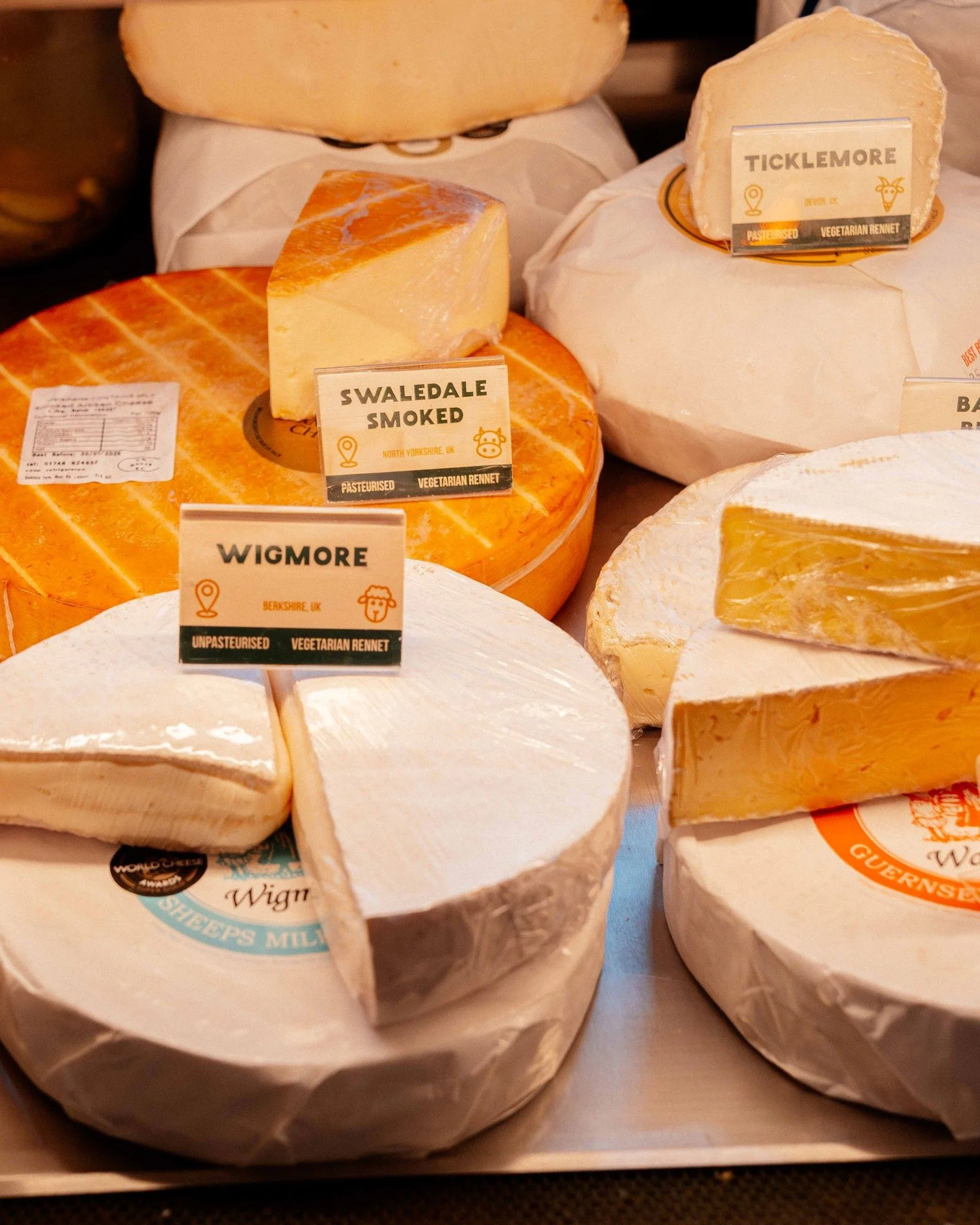 🧀 Specialists in British cheese and charcuterie, @thecheesylivingco are a &lsquo;modern kind of deli&rsquo; &ndash; and a must visit to stock up for your festive feasting!

🥪 Alongside a stellar line up of delicious produce to take home, their eat-