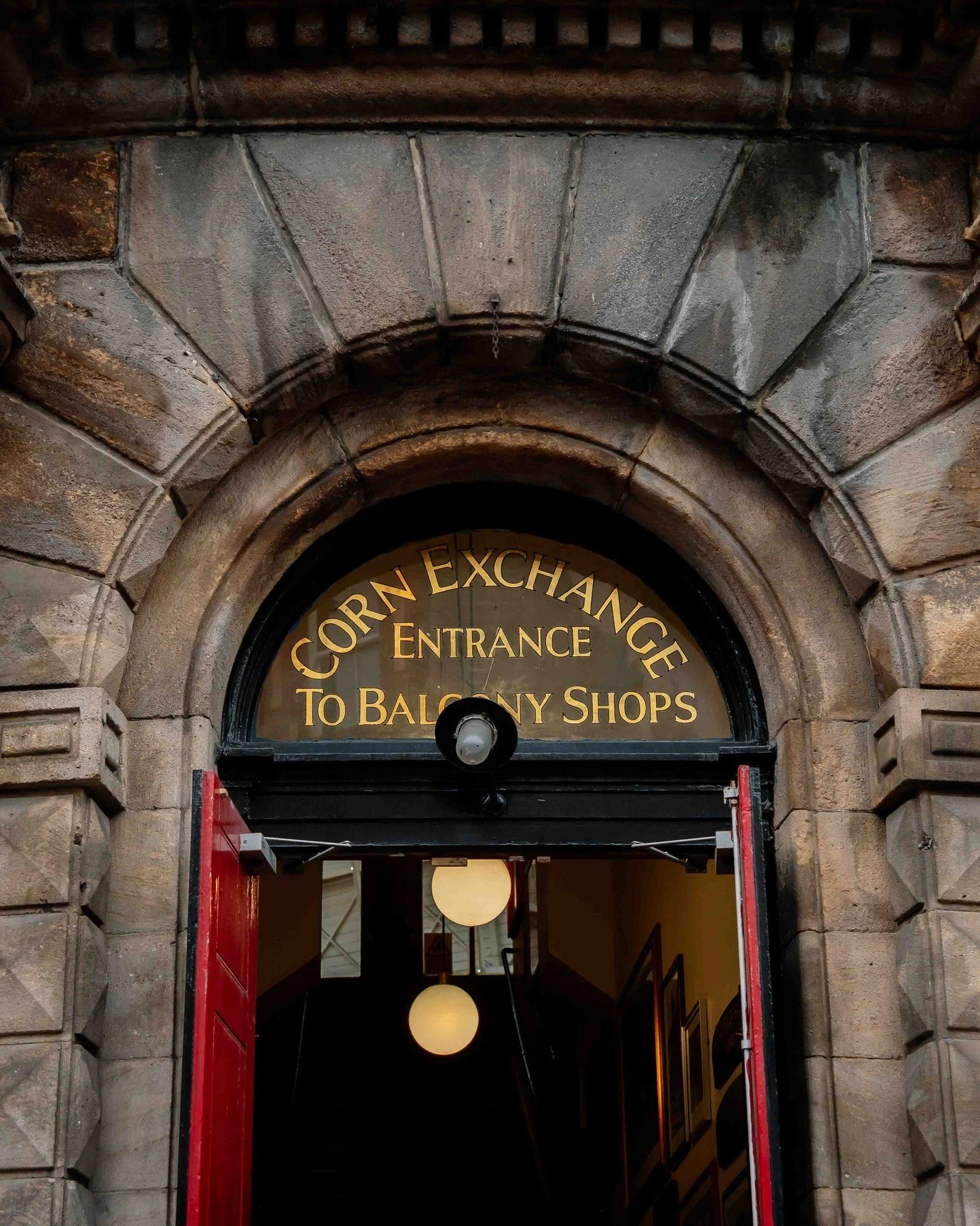 A moment for our signage (both new and old!) 📸

Leeds Corn Exchange, always on a mission to look our very best!