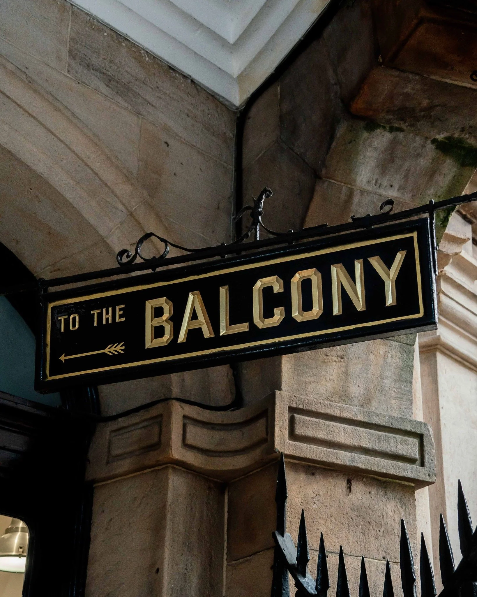 To the balcony! ⬆️ On our top level, you&rsquo;ll find everything from Leeds icons of all things design @coloursmayvary to dried flower heaven at @attic_in_bloom 💐

🖼️ Head to @sculpturegalleryleeds and @everygreengalleryleeds for beautiful sculptu