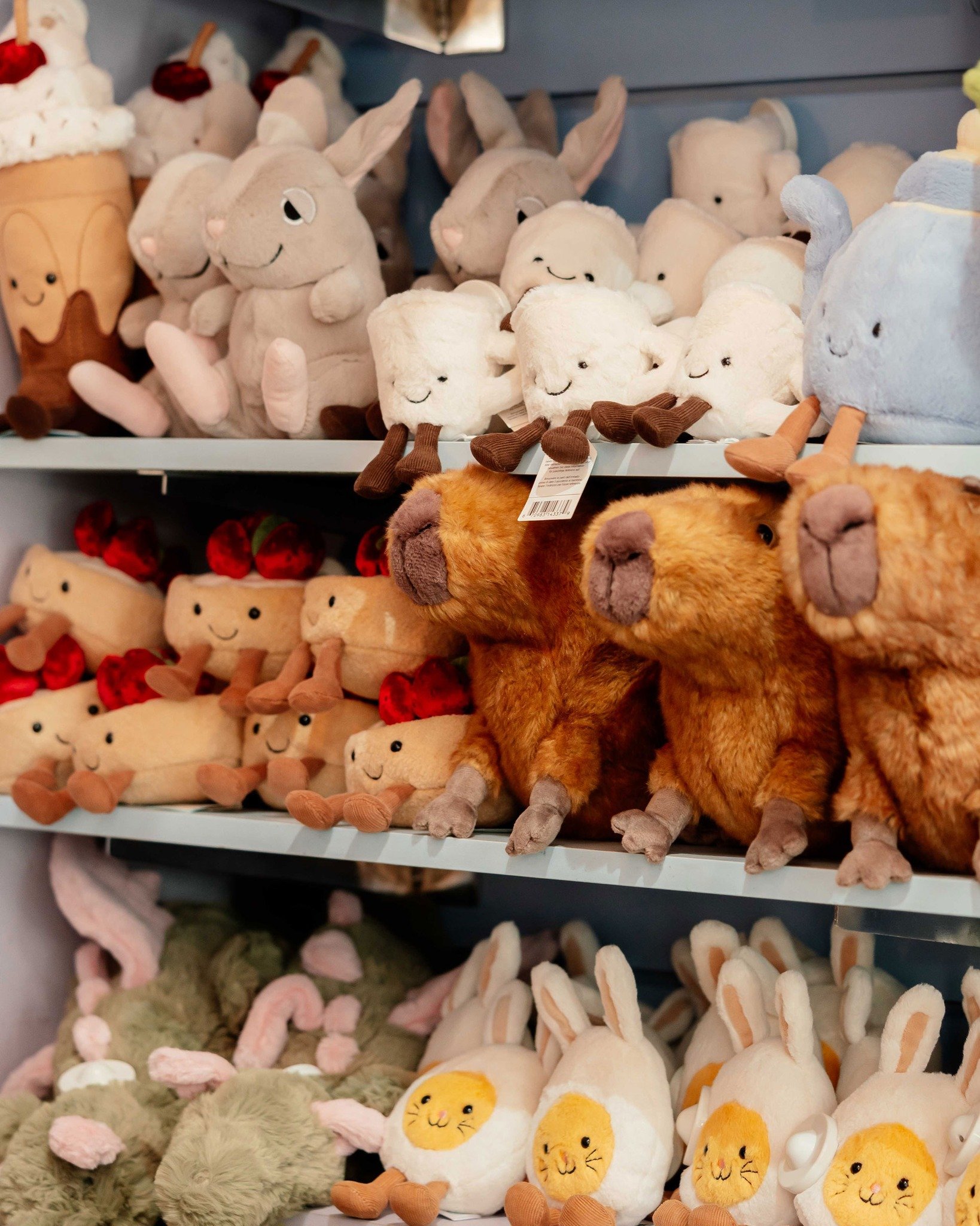 Kitsch, quirky and kawaii gifts &ndash; clothing, candy, cards, gifts, toys and vinyls.

That&rsquo;s @Giant.Kitten 💜

😸From Pokemon plushies to Jellycat cuddly toys, this is the cutest shop going.