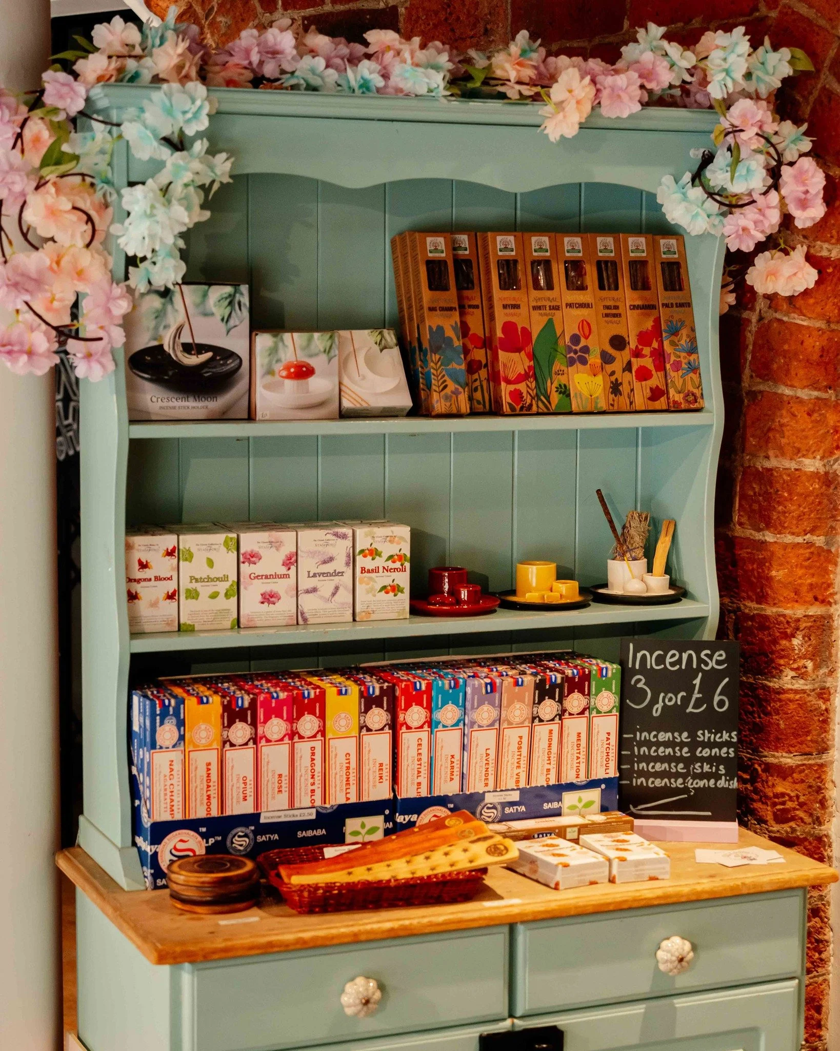 A little spotlight on @quartznalluk 🍄 

As well as a gorgeous selection of crystals and holistic accessories, join them for regular events including Tarot Chatter sessions and regular Women&rsquo;s Circle meet-ups.