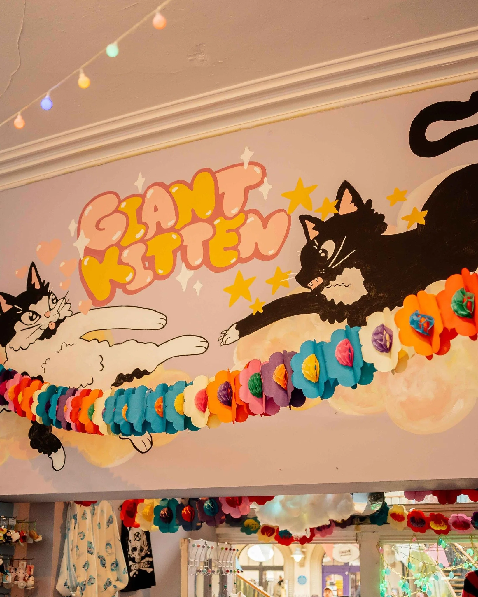 😺 Celebrating the lovely things on @giant.kitten&rsquo;s windows and walls as well their fun-filled shelves!