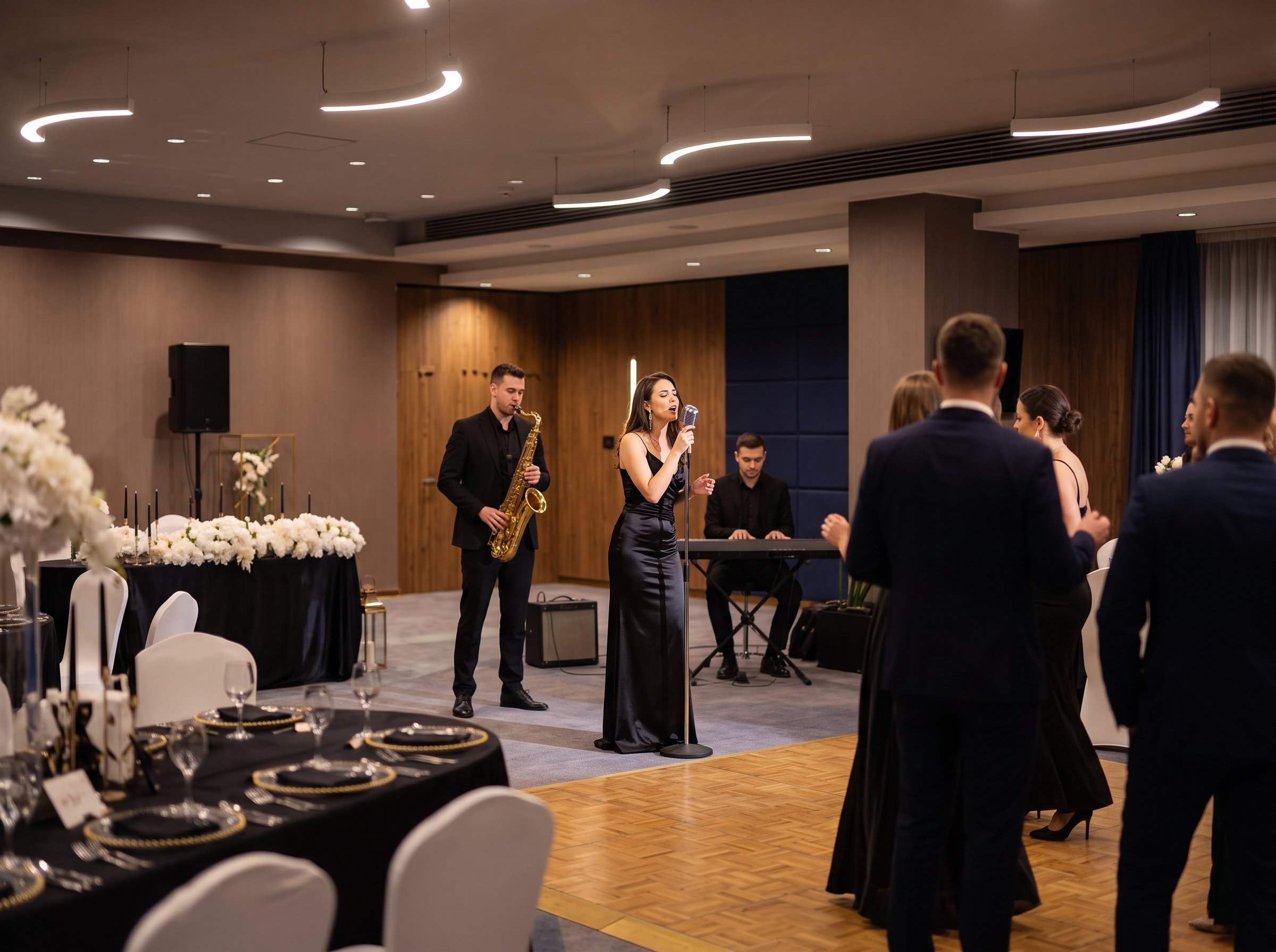 Band_performing_in_ballroom_2K_20261010092357.jpg