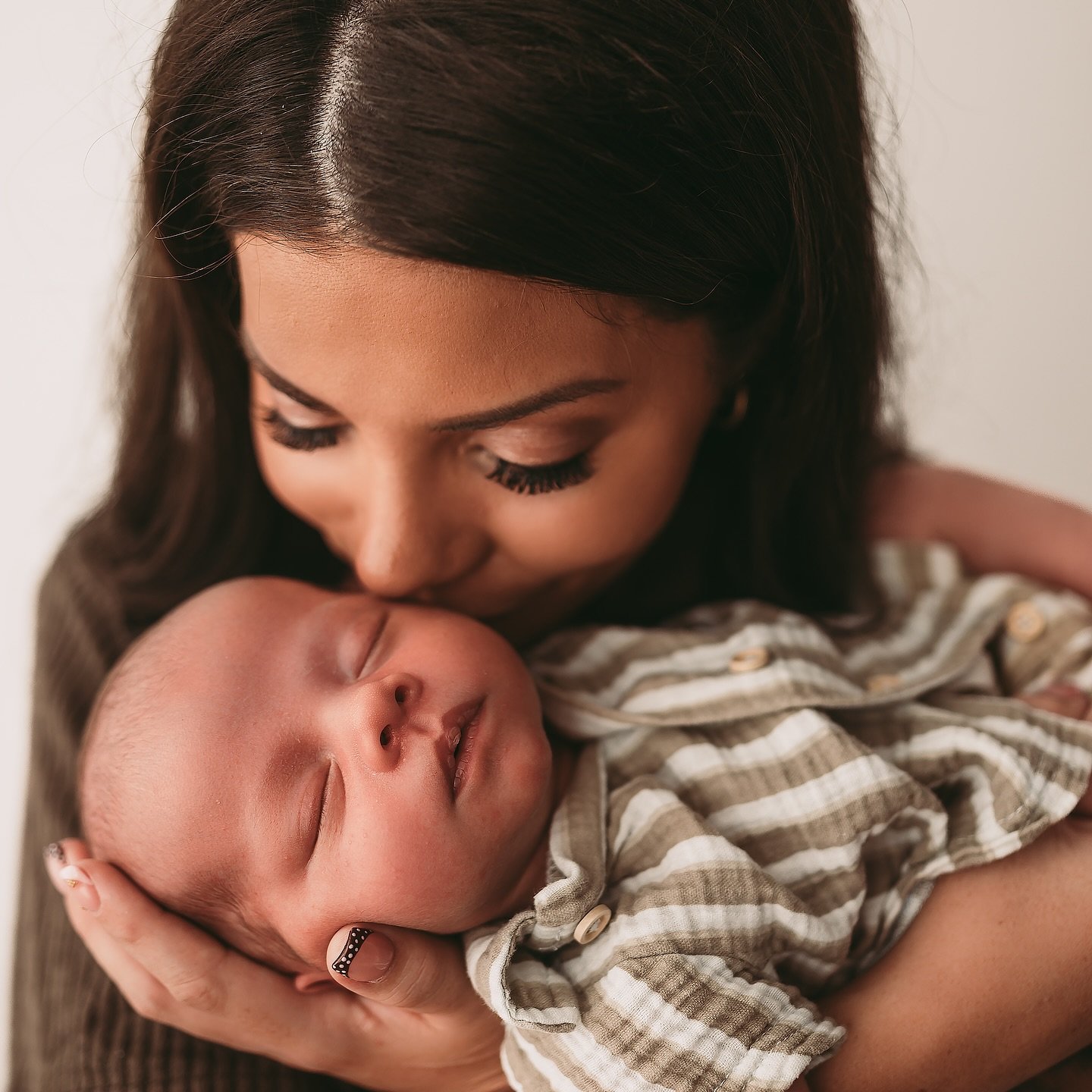 Had the best time with these three in the studio this week! ❤️ sometimes with clients we just ✨click✨ and get on like a house on fire- this was definitely one of these sessions! Some BTS included too! 🙌 cannot wait for the final gallery
