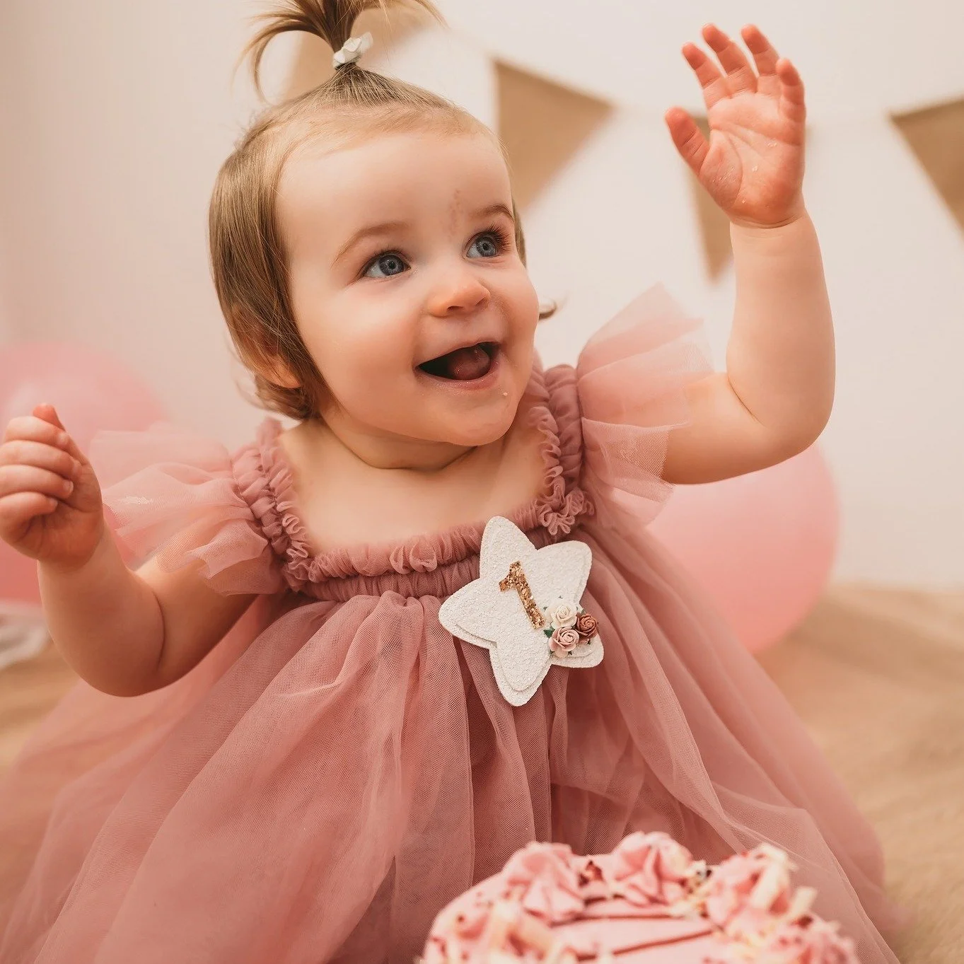 One whole year of giggles, cuddles &amp; milestones! 🎀

We celebrated this little sweetheart&rsquo;s 1st birthday with the most joyful cake smash session &mdash; full of balloons, bunting, messy fingers, and the cutest smiles. 

Capturing these prec
