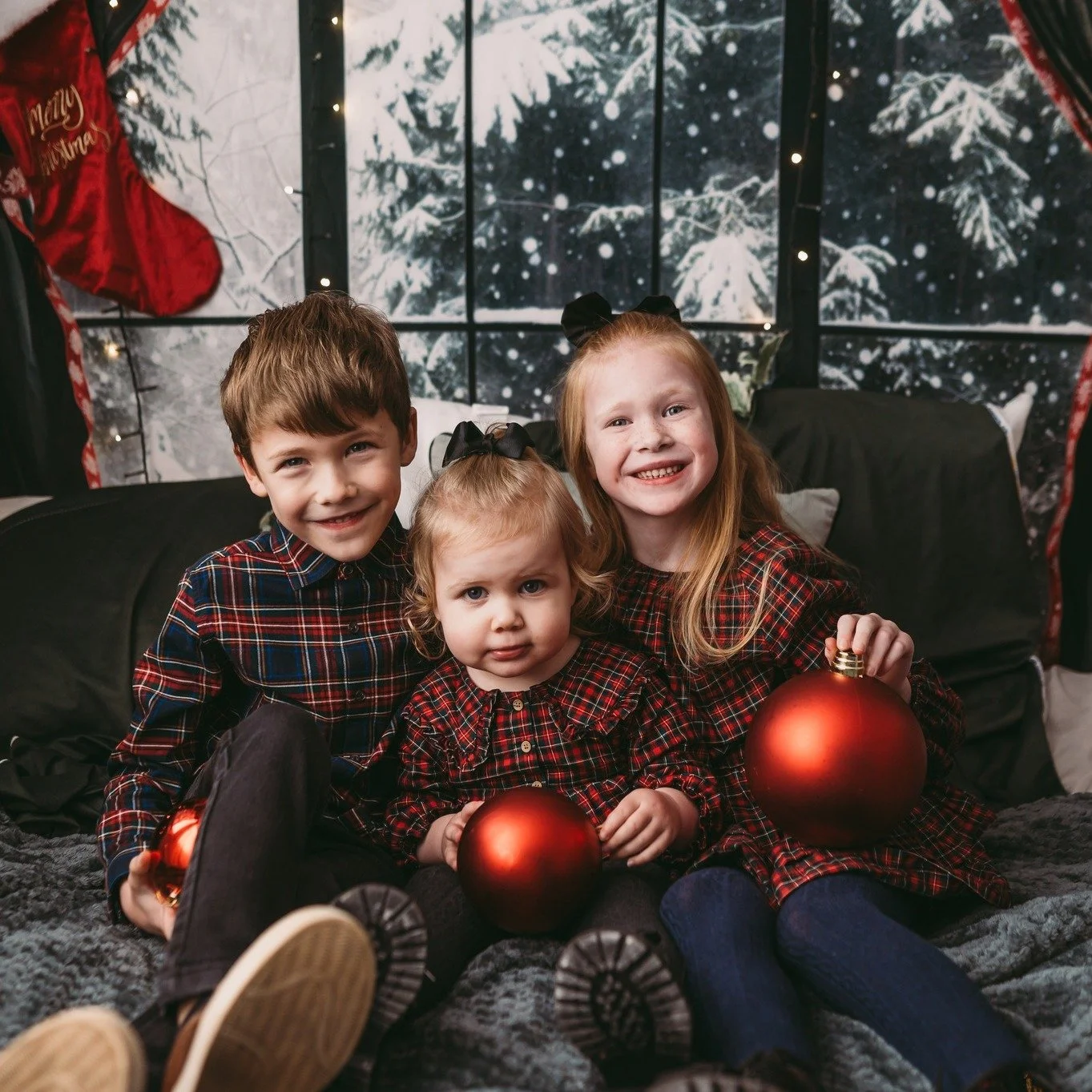 The Christmas magic has officially begun! 🎄🎁🎅🏻

I've loved every minute of capturing these cosy, joy filled mini sessions with families and little ones in my studio.

The smiles, the sparkle, the tiny festive details&hellip; it&rsquo;s been such 