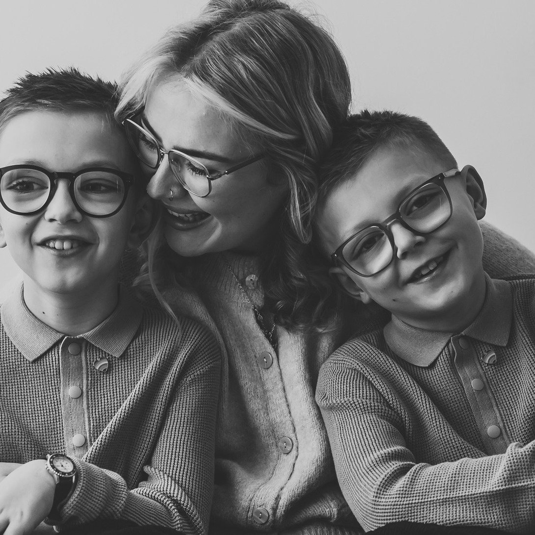 Brothers, belly laughs and the loveliest session 🤎

I had so much fun photographing these two gorgeous brothers and their wonderful mum in my studio. The energy, the giggles, the little whispers between them&hellip; it was such a joy to capture.

Si
