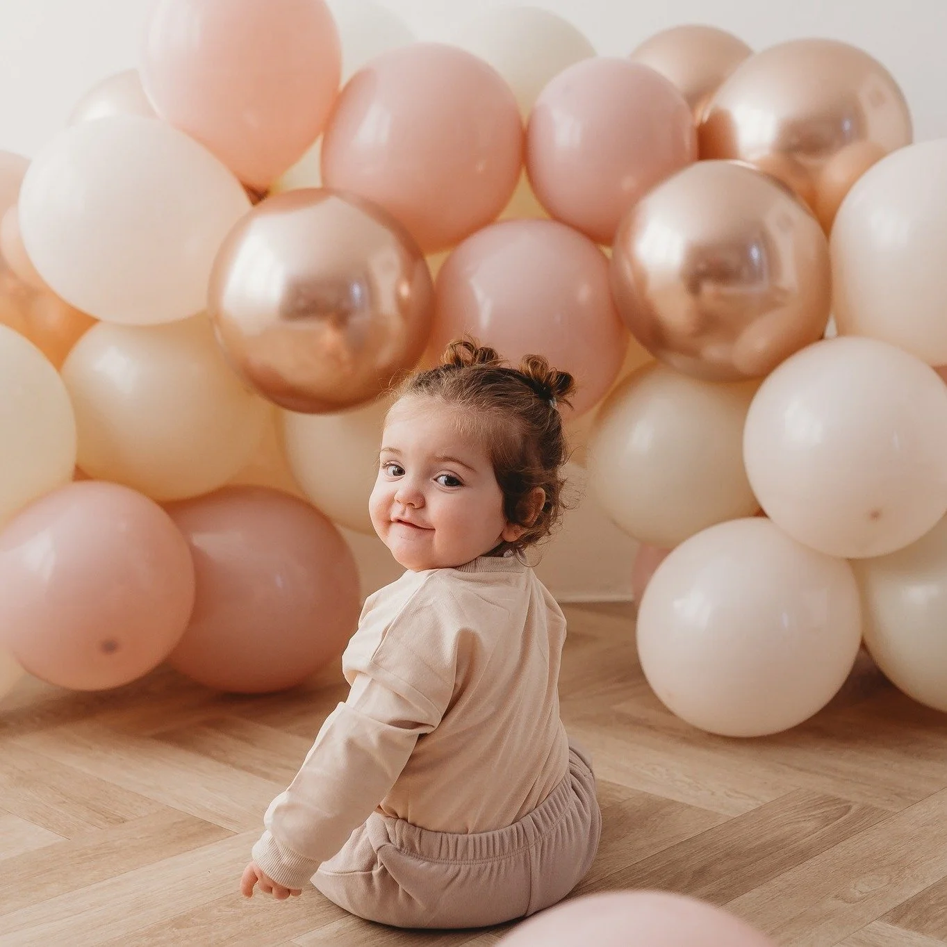 There is something so special about celebrating a first birthday with a cake smash session 🎂

This little lady had the best time in the studio recently, sitting beneath the prettiest blush pink balloon arch while getting stuck into her birthday cake