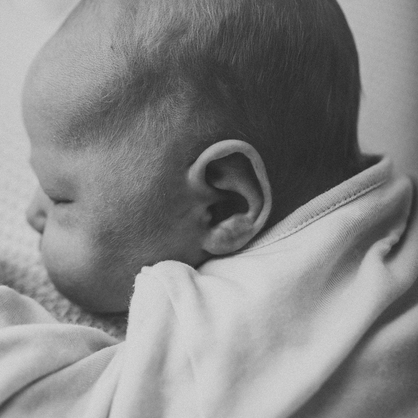 A recent newborn session in the studio captured some of the most beautiful little details.

🤍A softly snuggled side profile while fast asleep;
🤎A tiny hand gently clasping a parent&rsquo;s thumb;
🤍Those perfectly small fingers and the sweetest lit