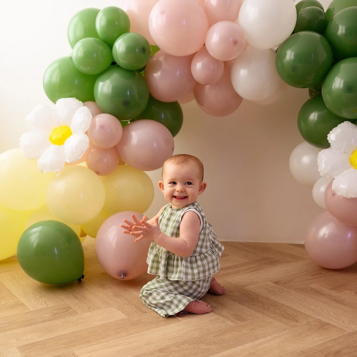 I hadn't photographed a cake smash session for a while and then like buses, two come along in quick succession! 🎉

The studio was full of colour with the gorgeous multi-coloured balloon arch, complete with big daisy balloon plus the birthday cake lo