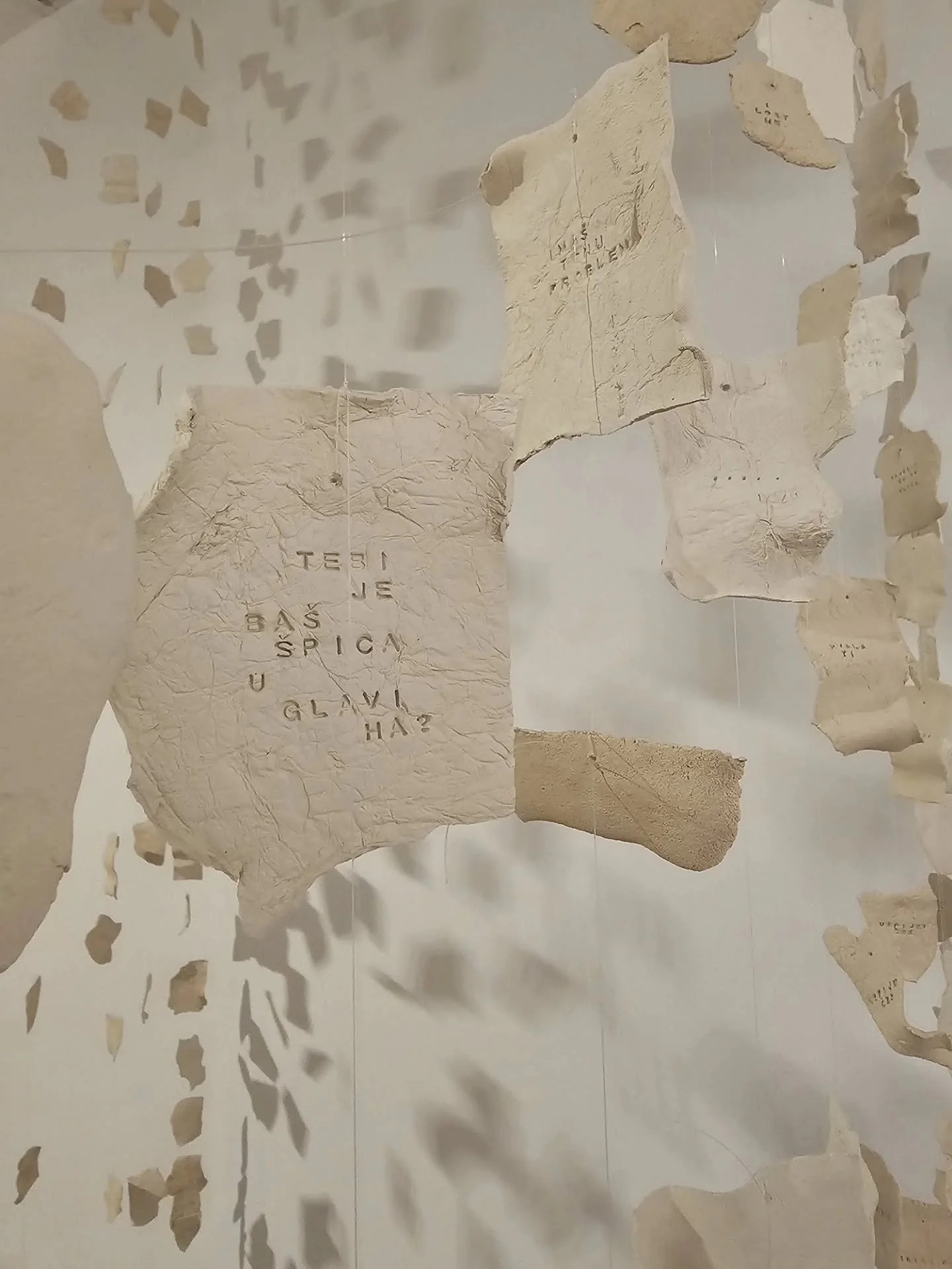 Pop - up izložba, odnosno suradnja, u prostoru @alqvimia_hrvatska gdje se svakodnevni rituali susreću s umjetno&scaron;ću, a ti&scaron;ina postaje alat osobne promjene.

Izloženi radovi (Eau de Larme, 365., Pisma sebi Vol. 2 i Welcome to my Happy Pla