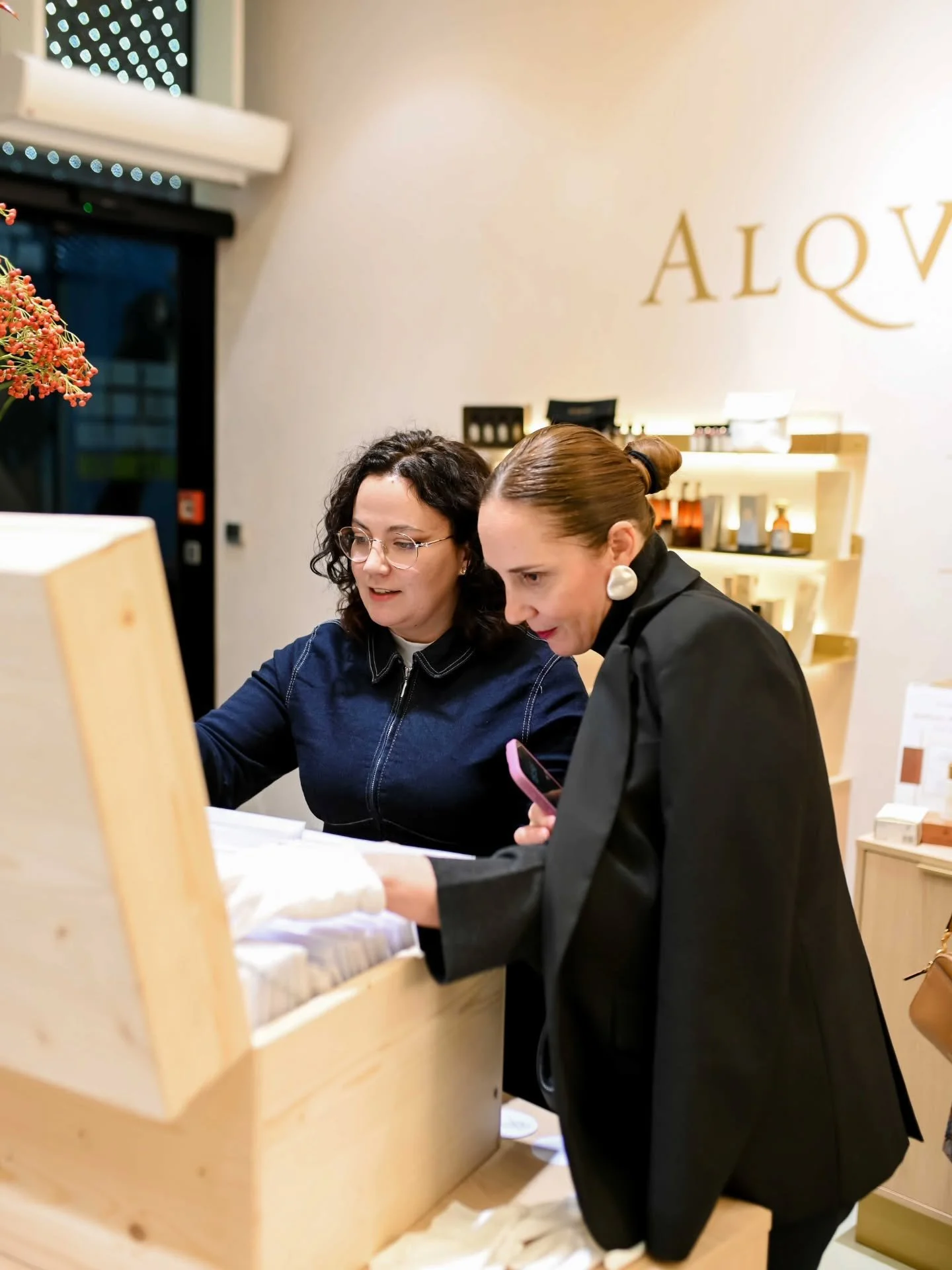 Ne mogu vam opisati koliko sam zahvalna na prilici i lijepom iskustvu suradnje s @alqvimia_hrvatska , ujedno mojom prvom službenom suradnjom s brendom i to kroz pop up izložbu u njihovom predivnom prostoru u Zagrebu

Suradnja s brendovima koji dijele