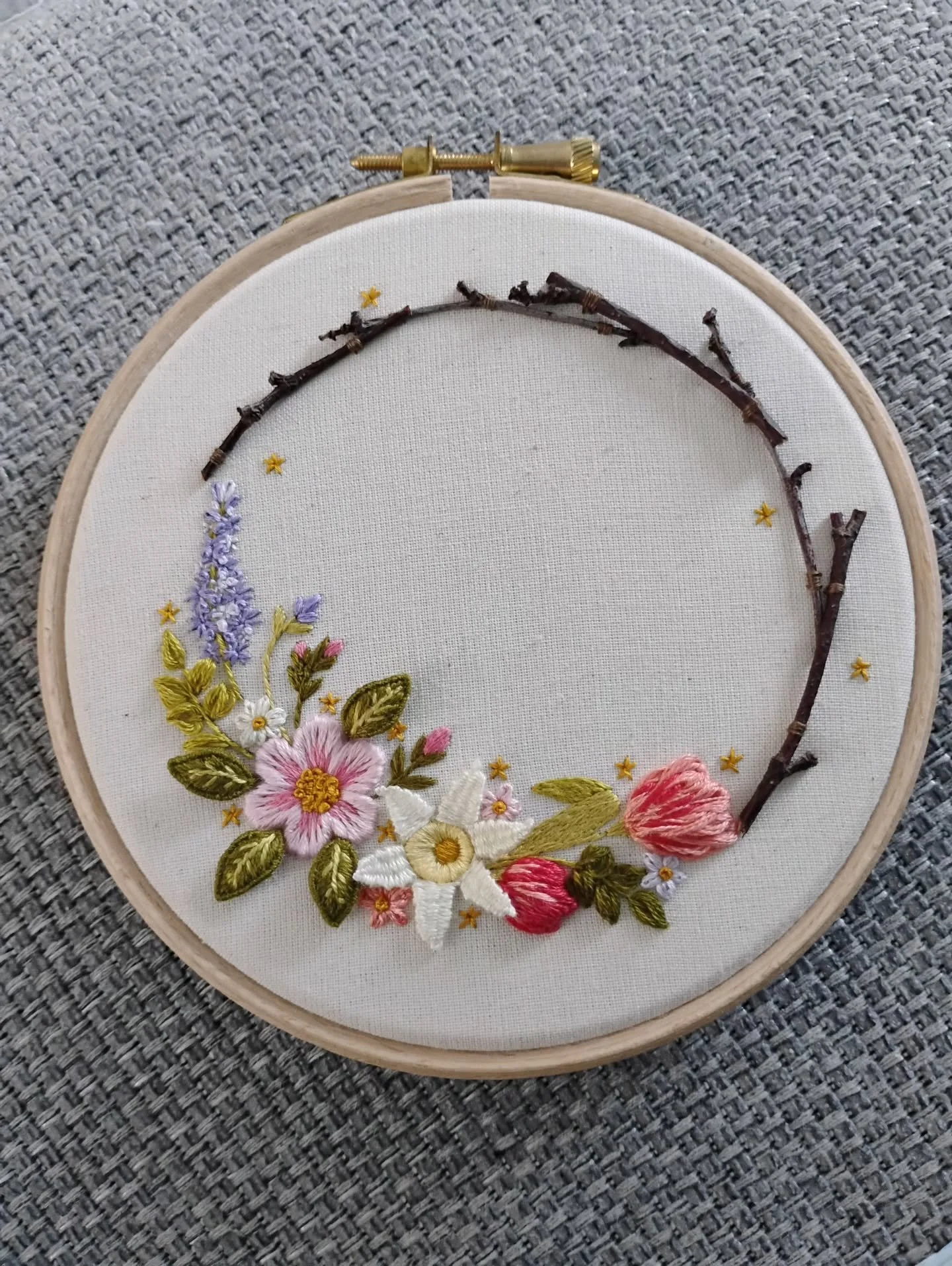 I enjoyed all the 3D techniques in this kit. Plus it gave me a reason to go outside and collect some twigs.

Kit by @wimperisembroidery