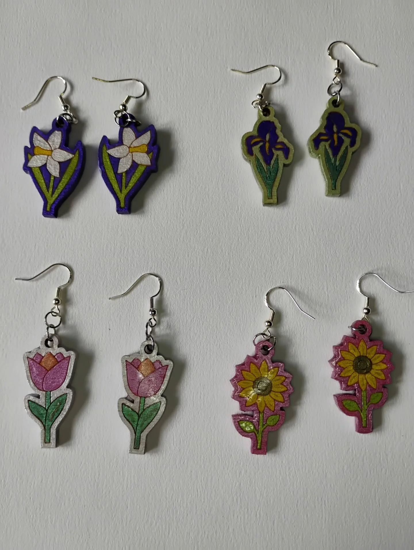 I made this set of earrings using a kit from @irjarose that I bought myself for my birthday in June.

I'm really enjoying anything that involves using a paintbrush at the moment. These were particularly soothing to paint because the designs are quite