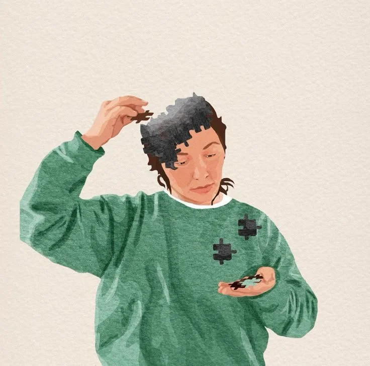 Une jeune femme avec des puzzles noirs, portant un sweat vert, examine un puzzle dans sa main.