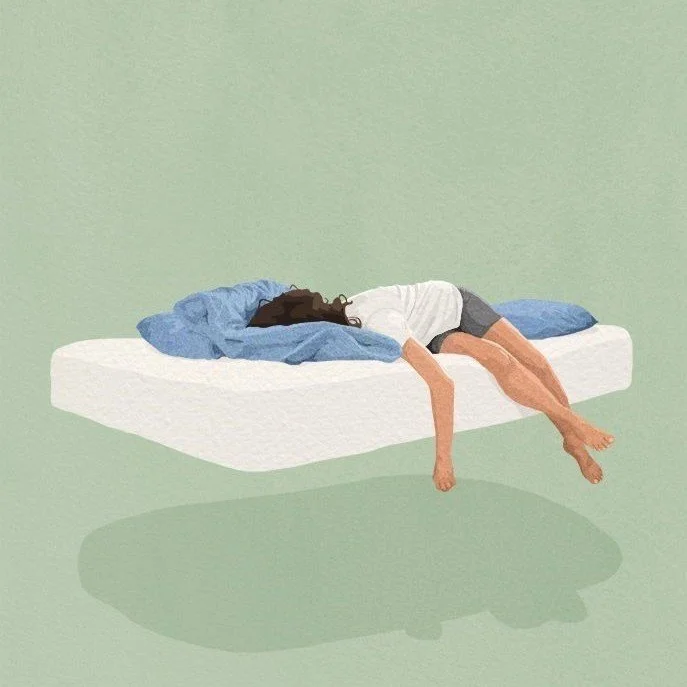 Une personne allongée sur un lit, endormie, avec un drap bleu et un coussin bleu, dans une pièce avec un mur vert clair.