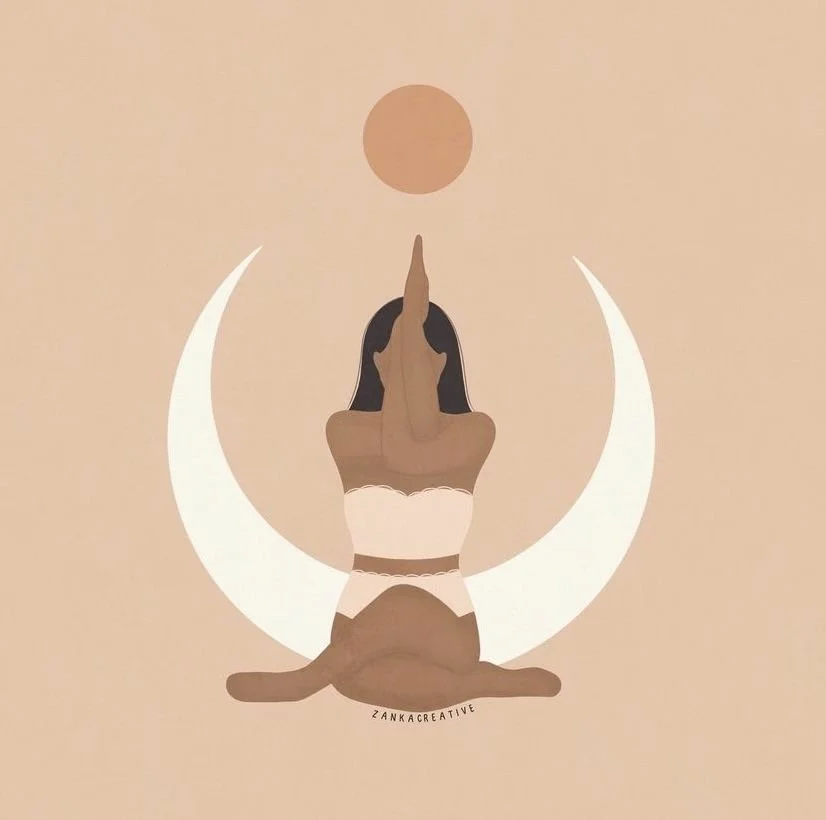 Une illustration d'une femme assise en position du lotus, avec les mains jointes au-dessus de la tête, devant un croissant de lune et un cercle représentant le soleil ou la lune, dans des couleurs neutres et beige.