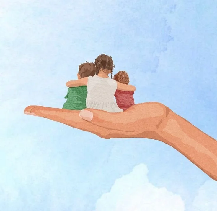 Une main géante tenant trois enfants assis, regardant le ciel.
