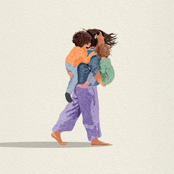 Une femme marchant pieds nus portant deux enfants sur son dos, un garçon avec une tresse et une fille avec les cheveux bouclés