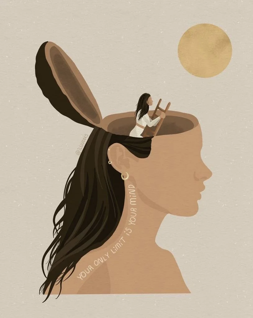 Une illustration d'une silhouette de profil d'une femme avec des cheveux longs, où l'intérieur de la tête est représenté comme une boîte à l'image d'un coffre, avec une femme à l'intérieur utilisant une échelle. La tête comporte également une lune en arrière-plan et une inscription disant "Your only limit is your mind".