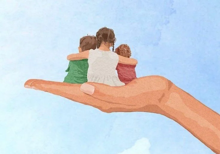 Une grande main tenant trois enfants assis, symbolisant la protection et le soin.